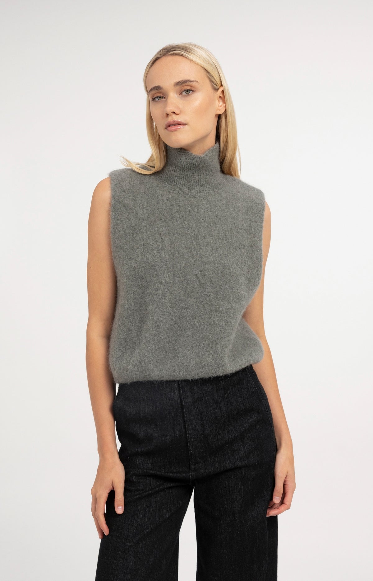 Ärmelloser Strickpullover mit hohem Kragen - Soap Grey