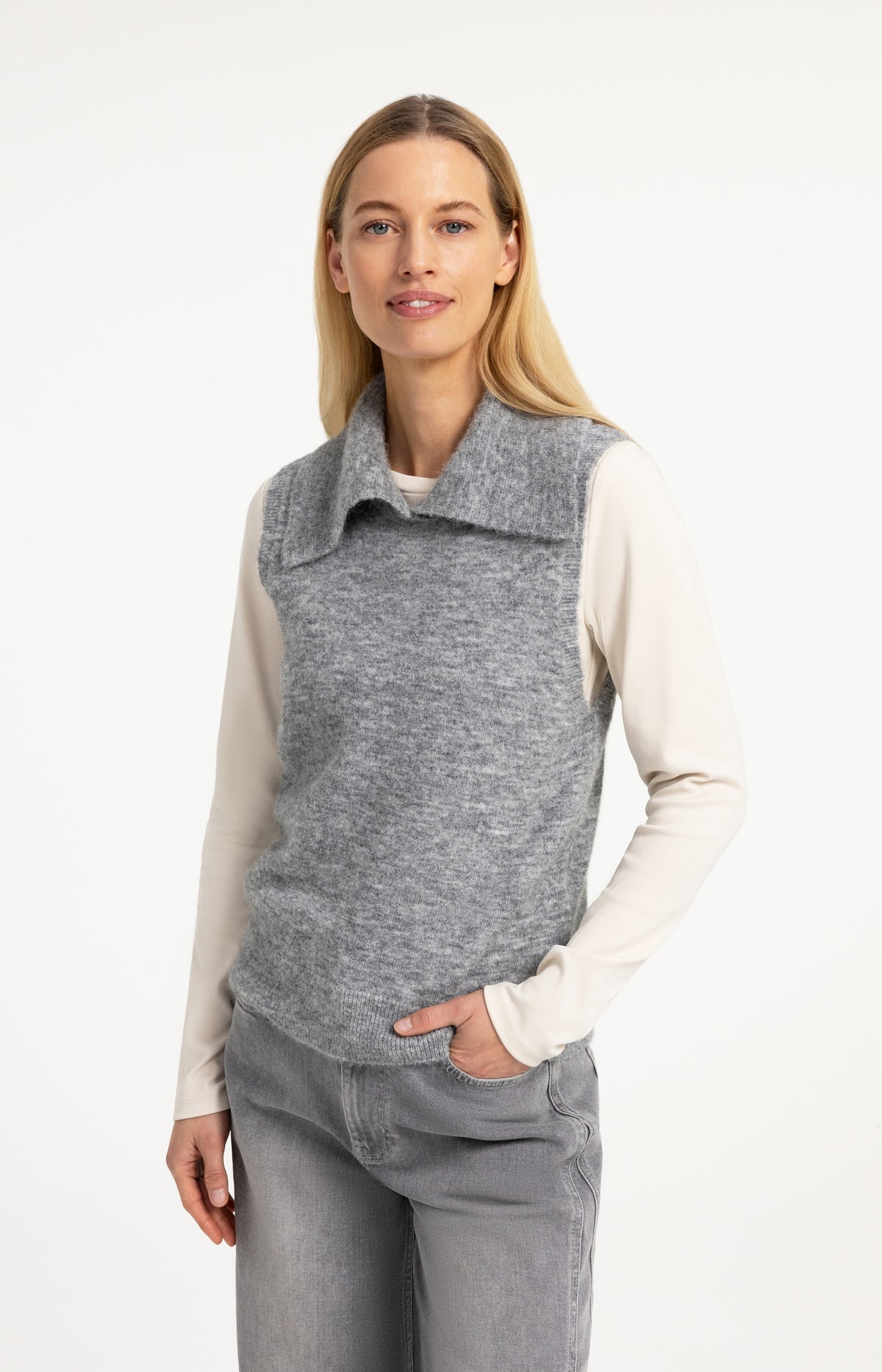 Sleeveless knitted top with collar - Type: lookbook