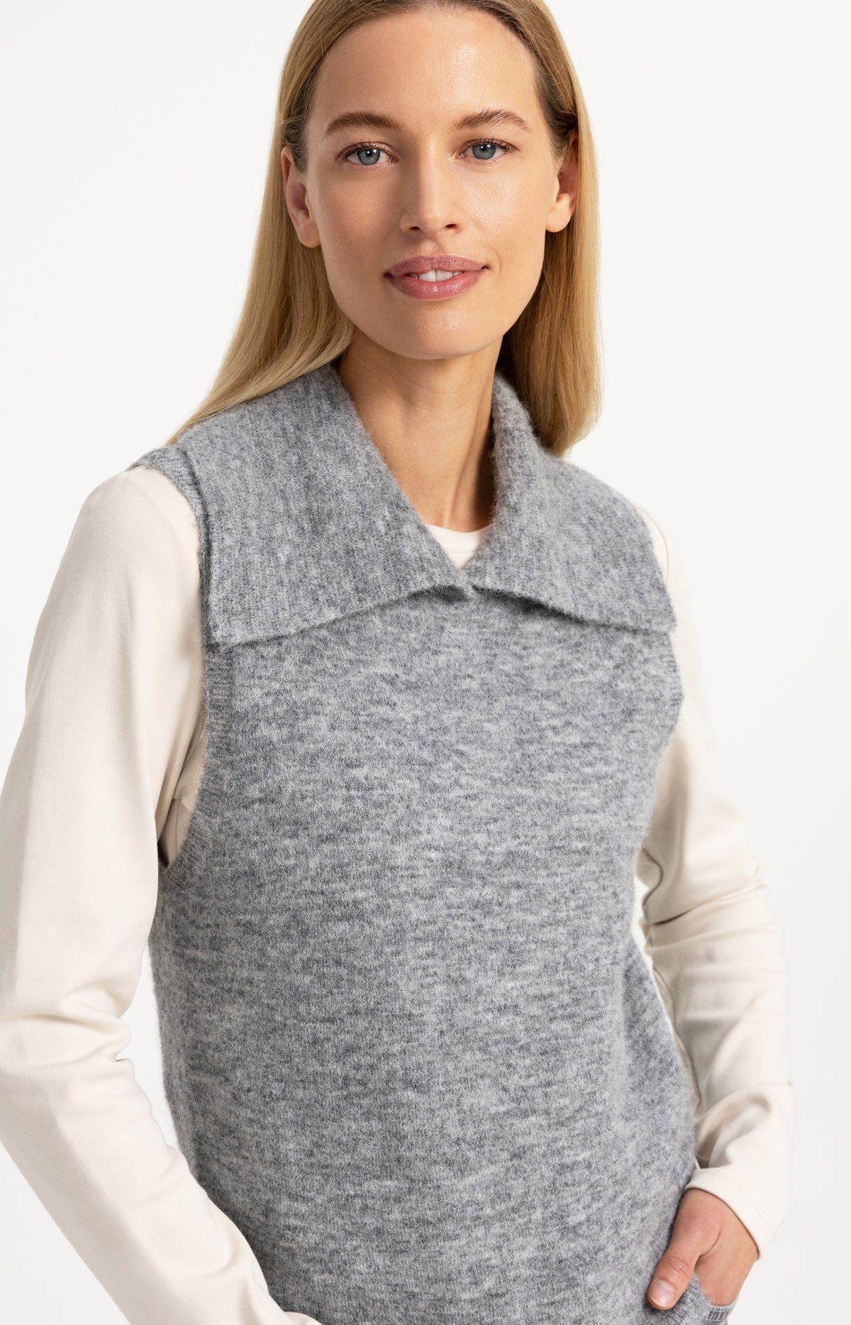 Sleeveless knitted top with collar - Type: lookbook