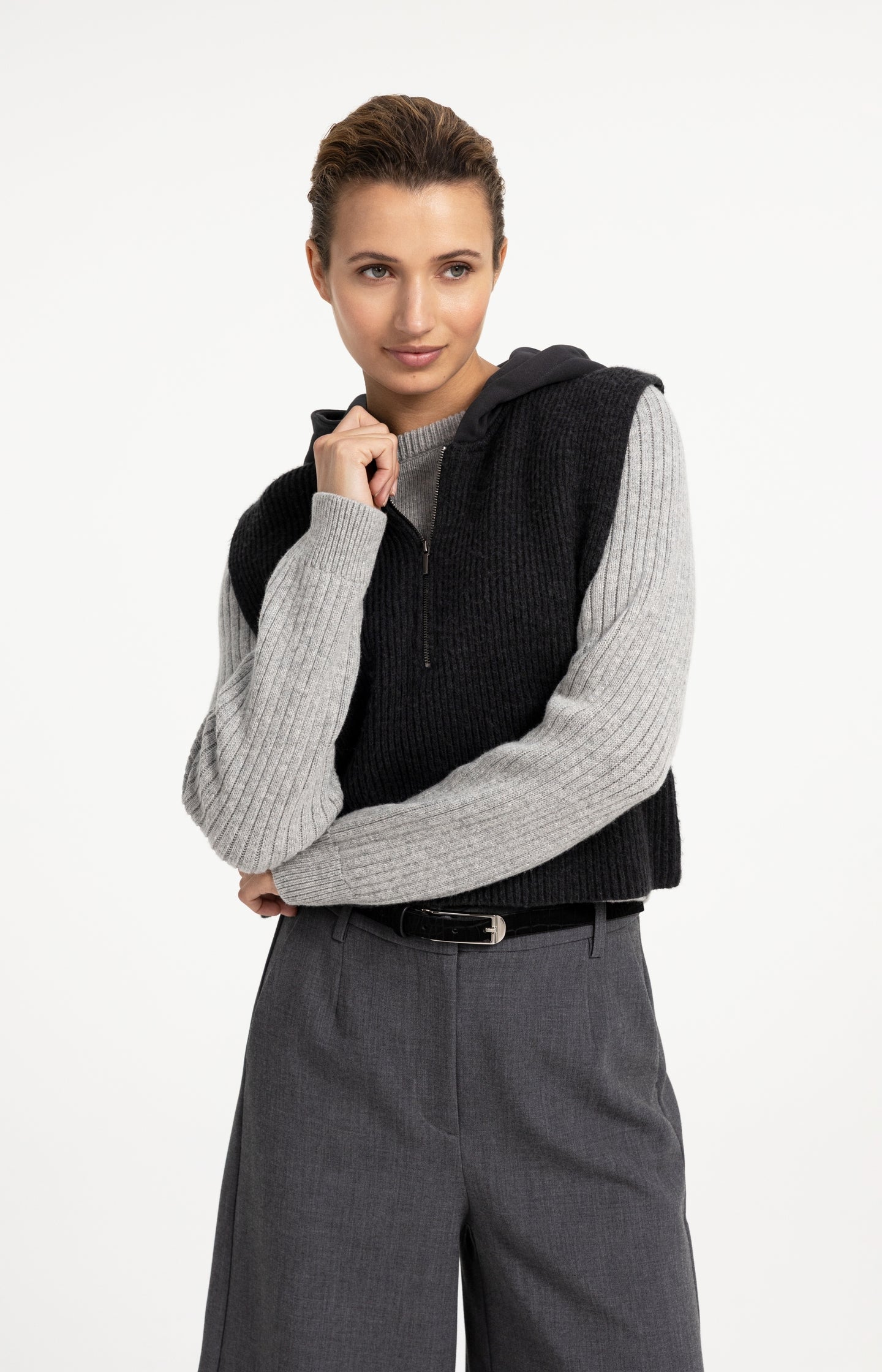 Sleeveless knitted top with jersey hood