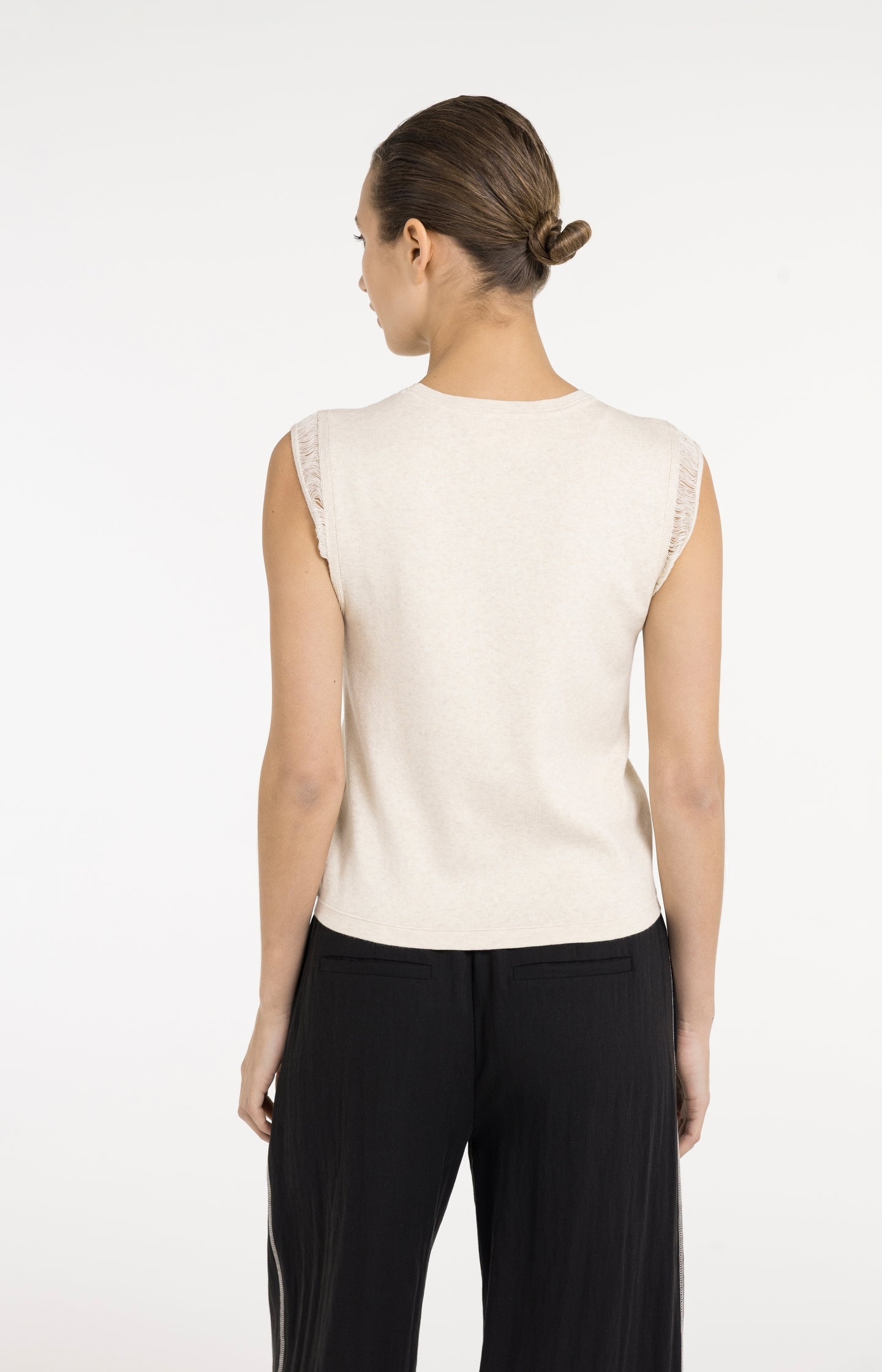 Sleeveless knitted top with playful sleeve edge - Type: lookbook