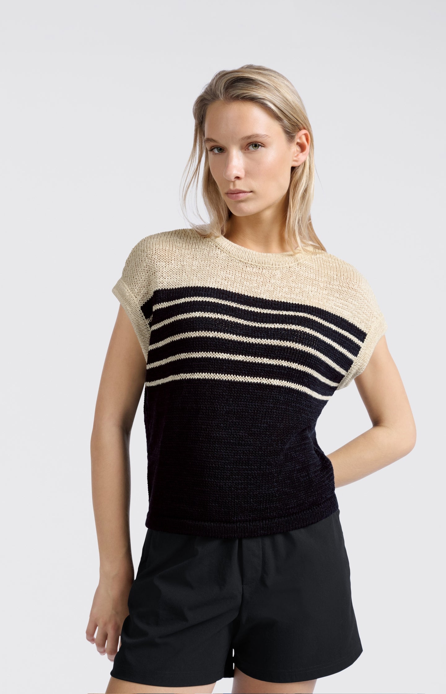 Sleeveless knitted top with stripes