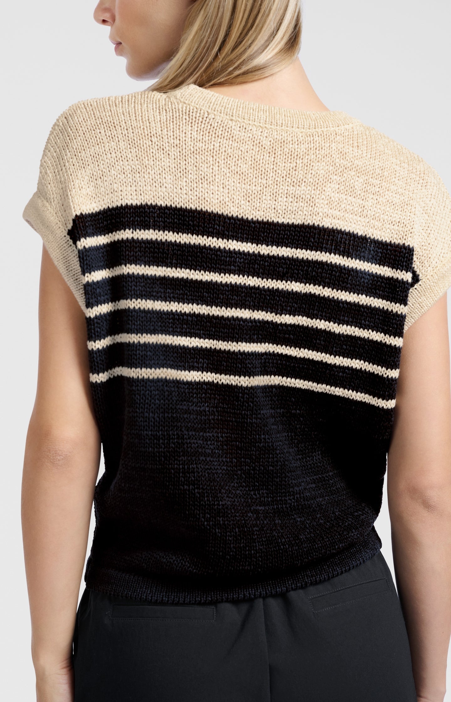 Sleeveless knitted top with stripes