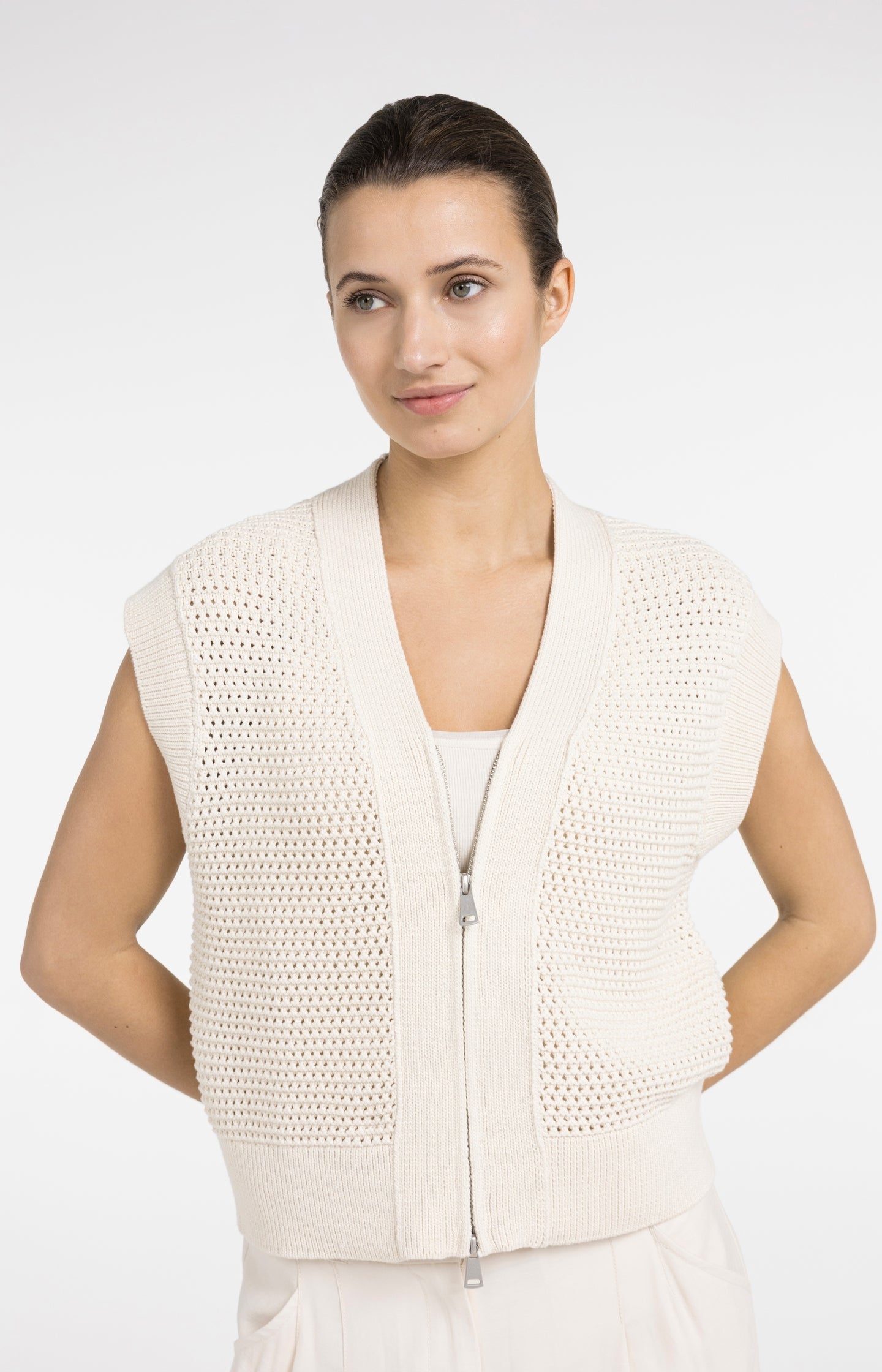 Mouwloos grofgebreid vest met rits en opengewerkt patroon
