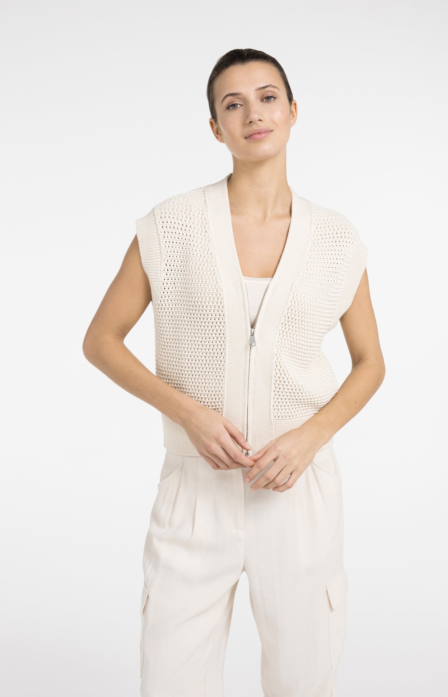 Mouwloos grofgebreid vest met rits en opengewerkt patroon