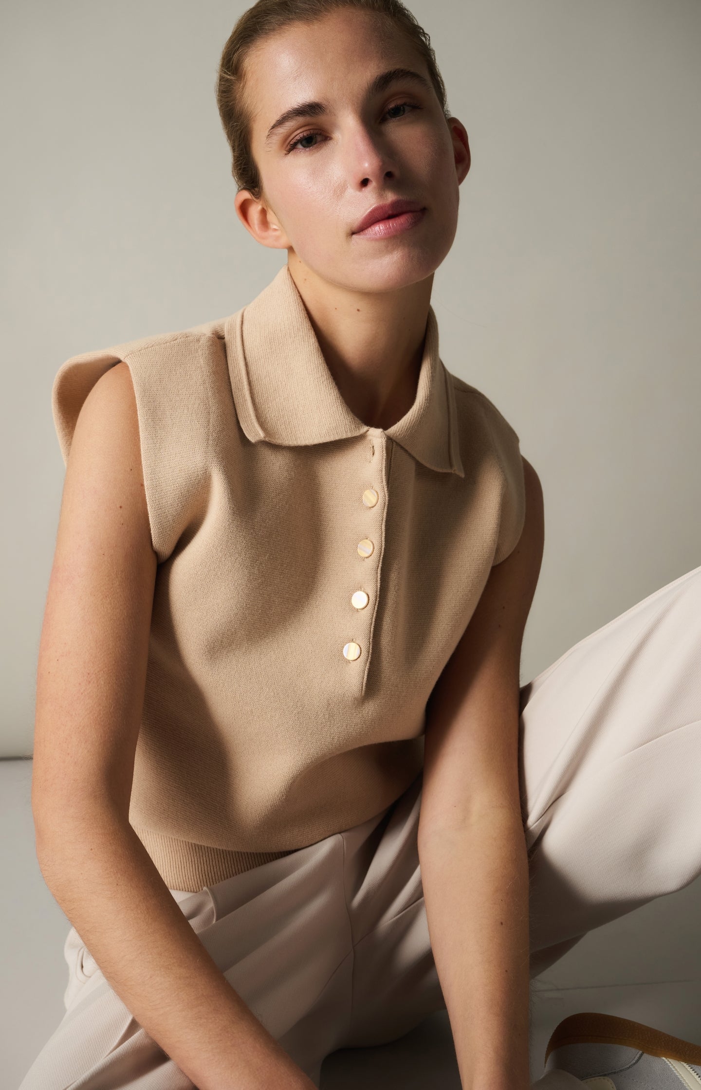 Sleeveless sweater with collar and buttons