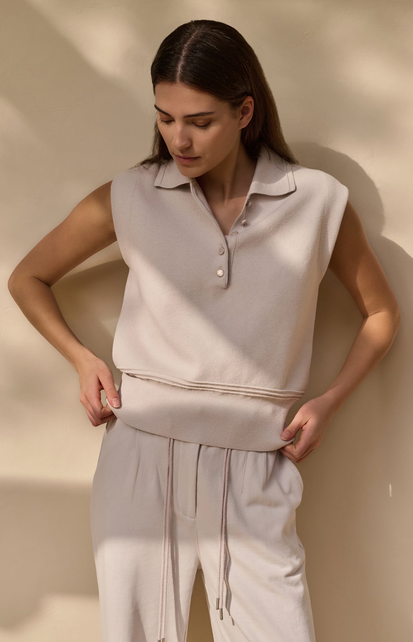 Sleeveless sweater with collar and buttons