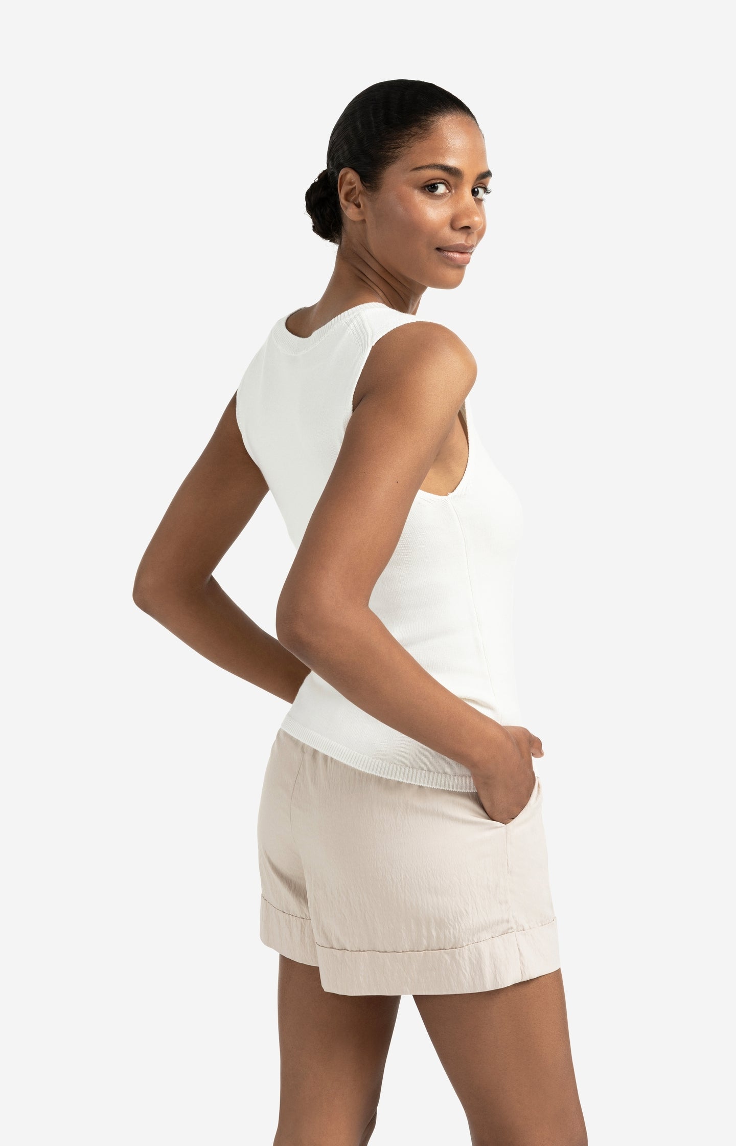 Off White mouwloze trui met knoopdetail in de taille en ronde hals - YAYA