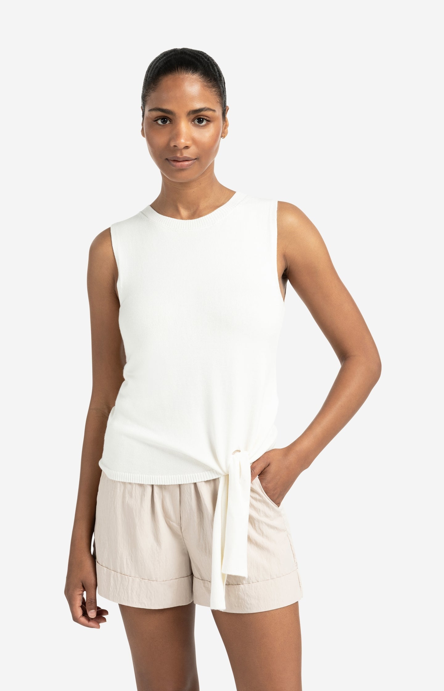 Off White mouwloze trui met knoopdetail in de taille en ronde hals - YAYA