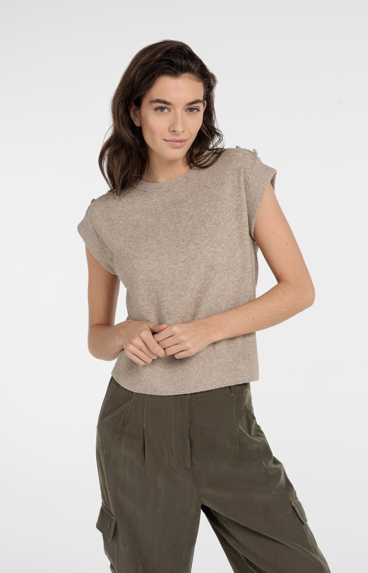 Ärmelloser Pullover mit Zierknöpfen an den Schultern