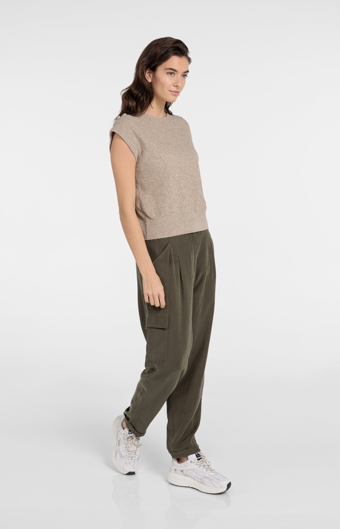 Ärmelloser Pullover mit Zierknöpfen an den Schultern