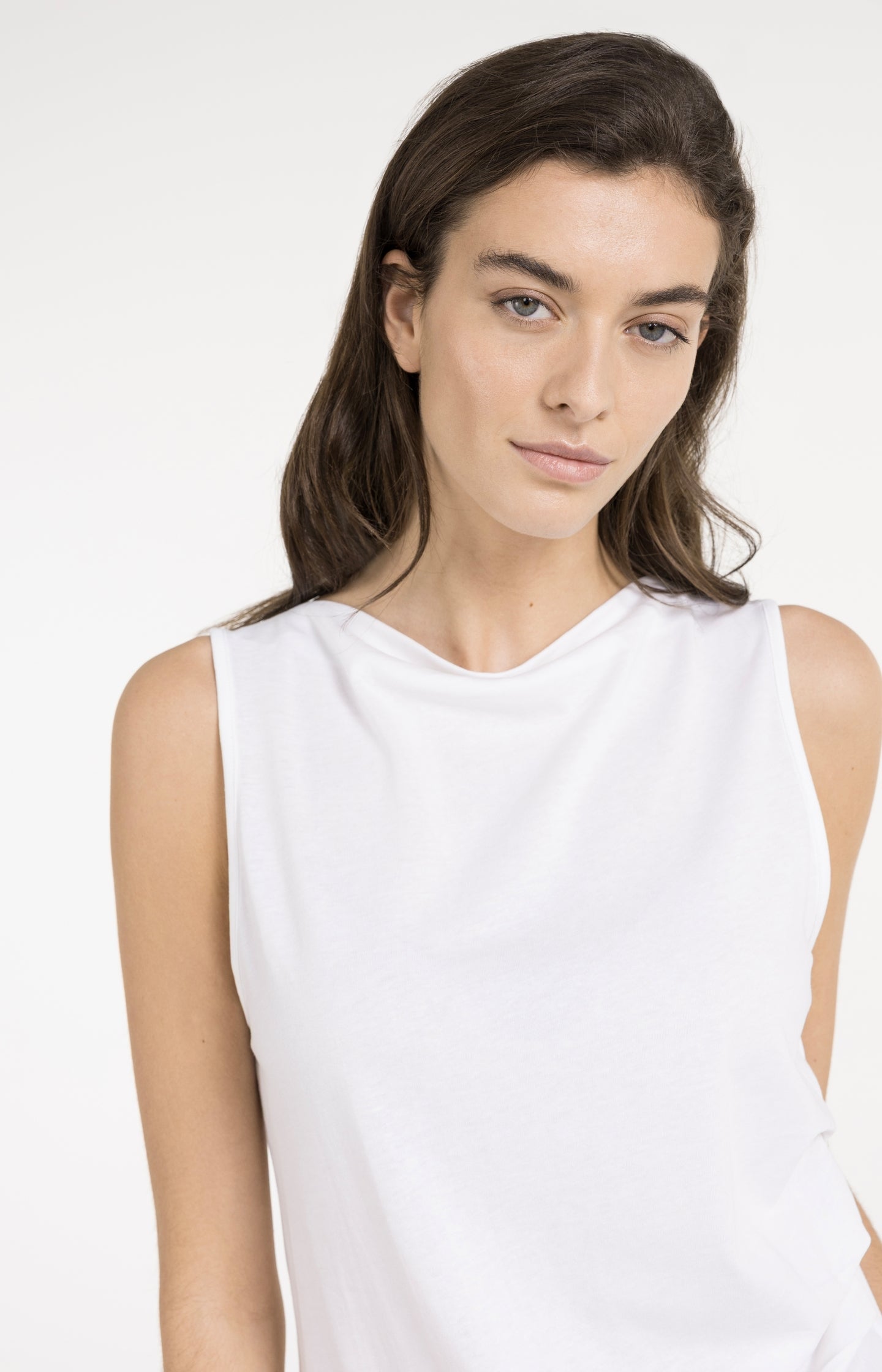 Sleeveless top with boat00032neckline