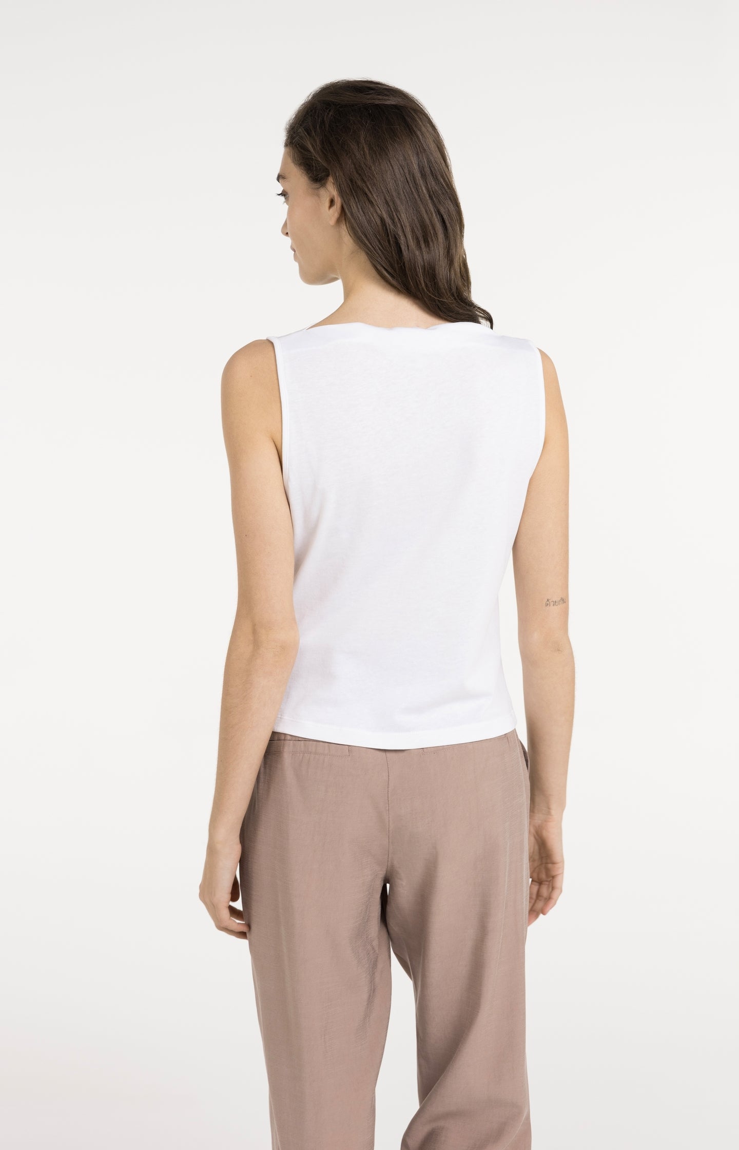 Sleeveless top with boat00032neckline