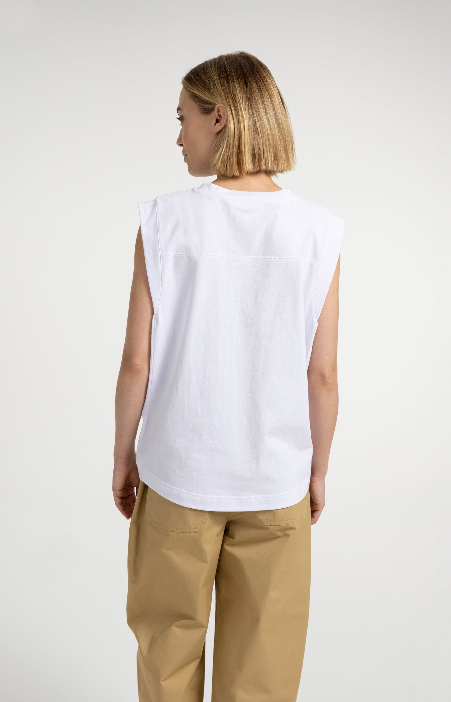 Sleeveless top with elastic hem