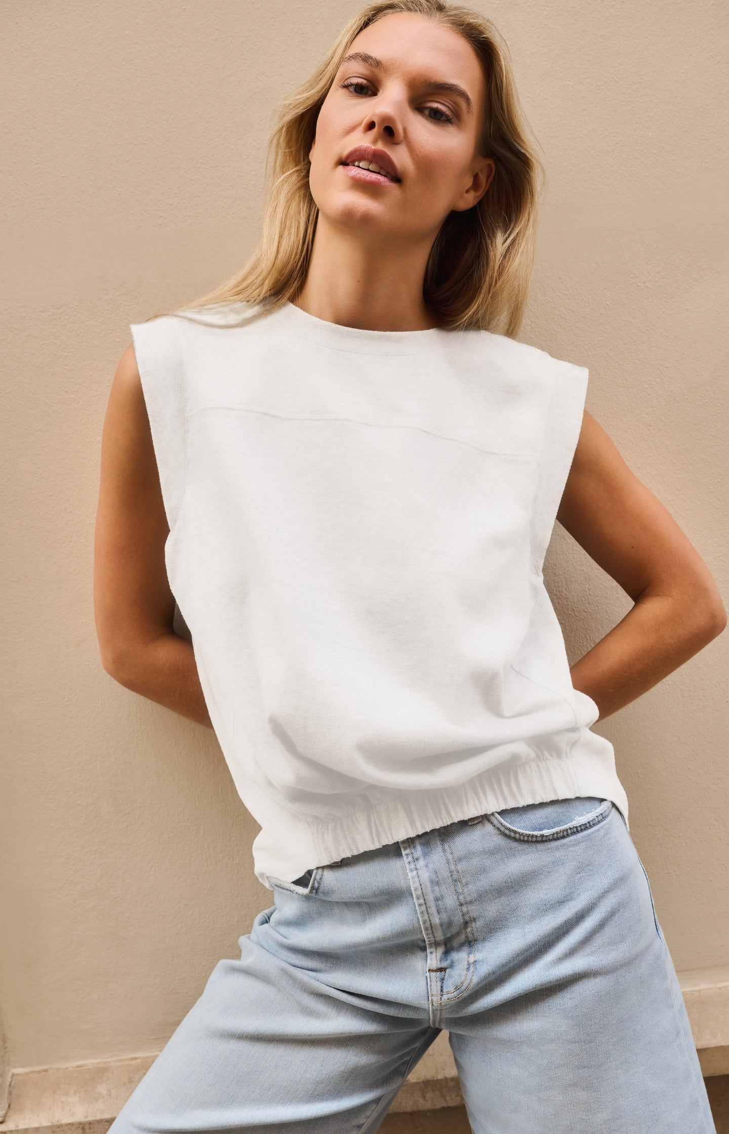Sleeveless top with elastic hem