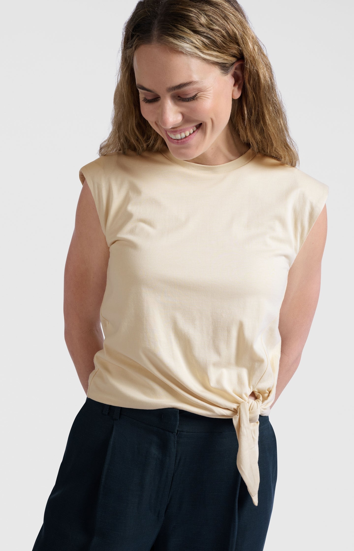 Sleeveless top with knot detail - Type: lookbook