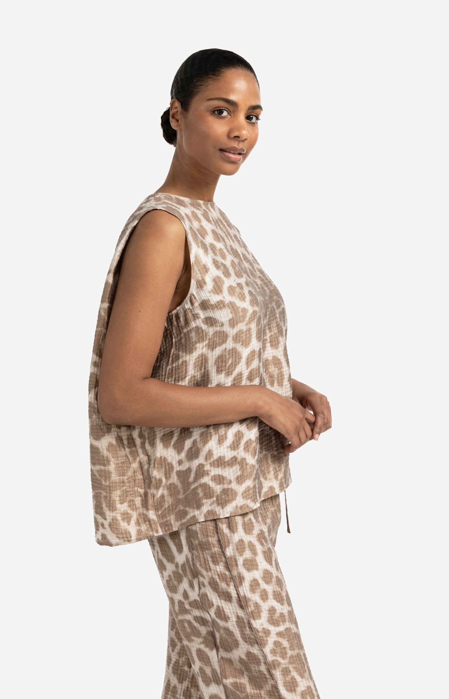 Sleeveless top with leopard print and back buttons