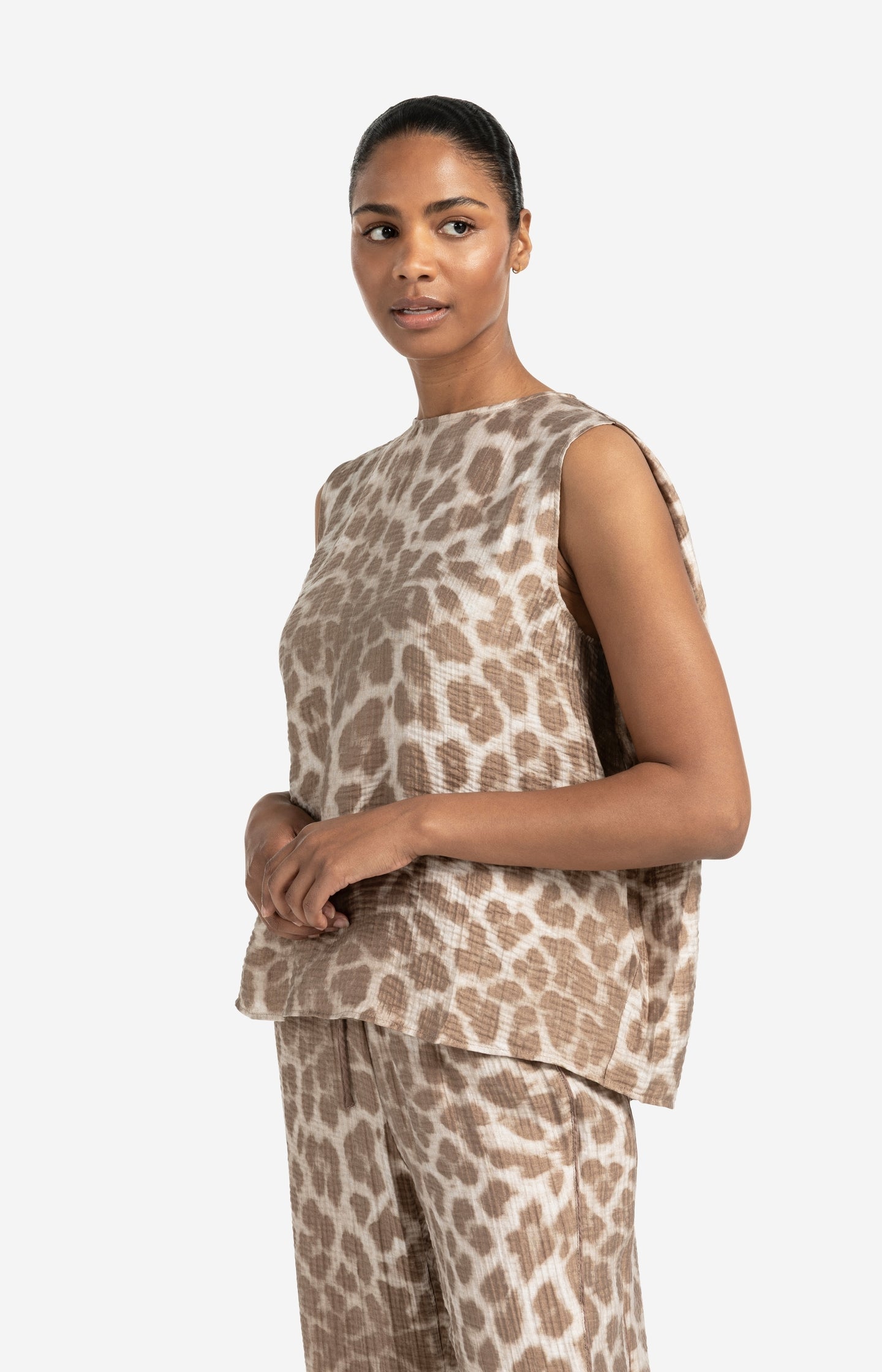 Sleeveless top with leopard print and back buttons