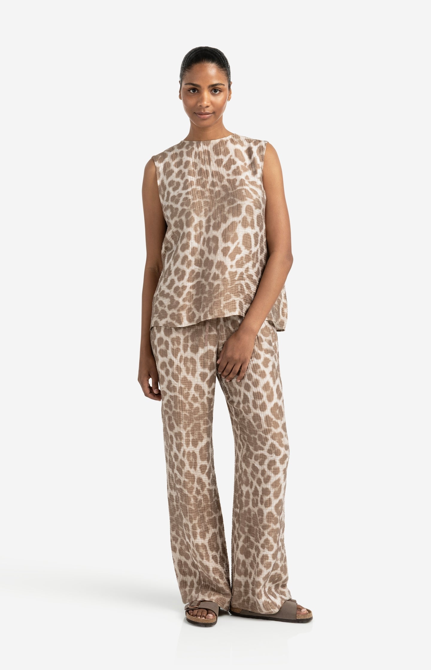 Sleeveless top with leopard print and back buttons