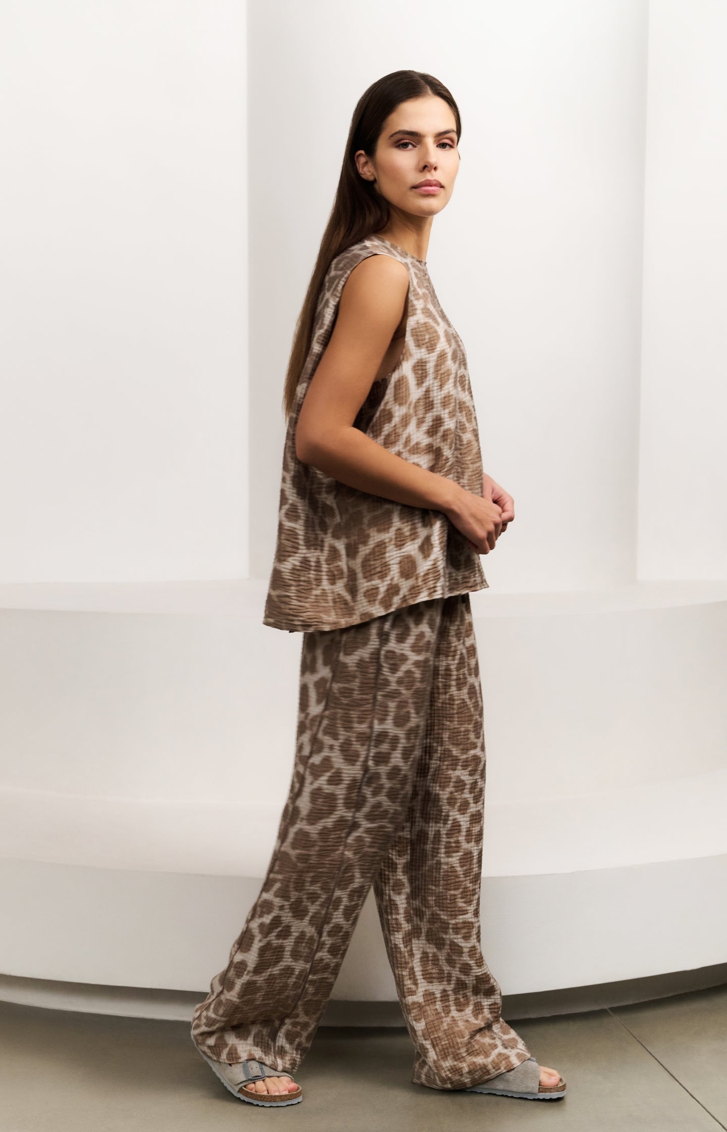 Sleeveless top with leopard print and back buttons