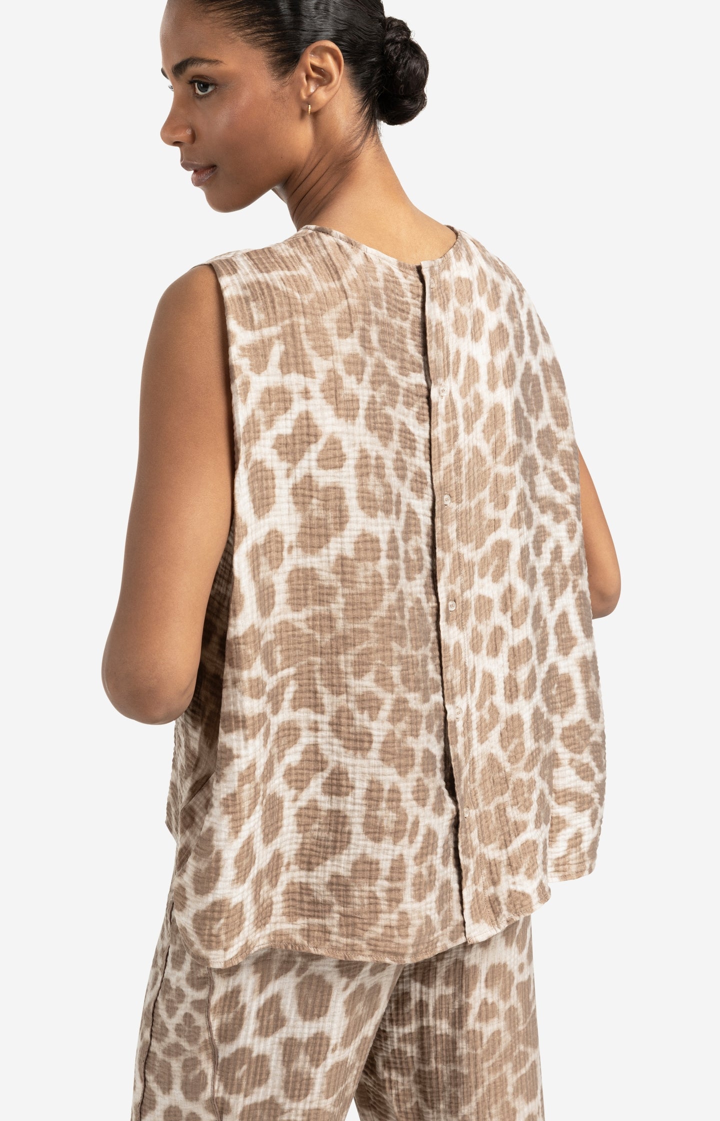 Sleeveless top with leopard print and back buttons
