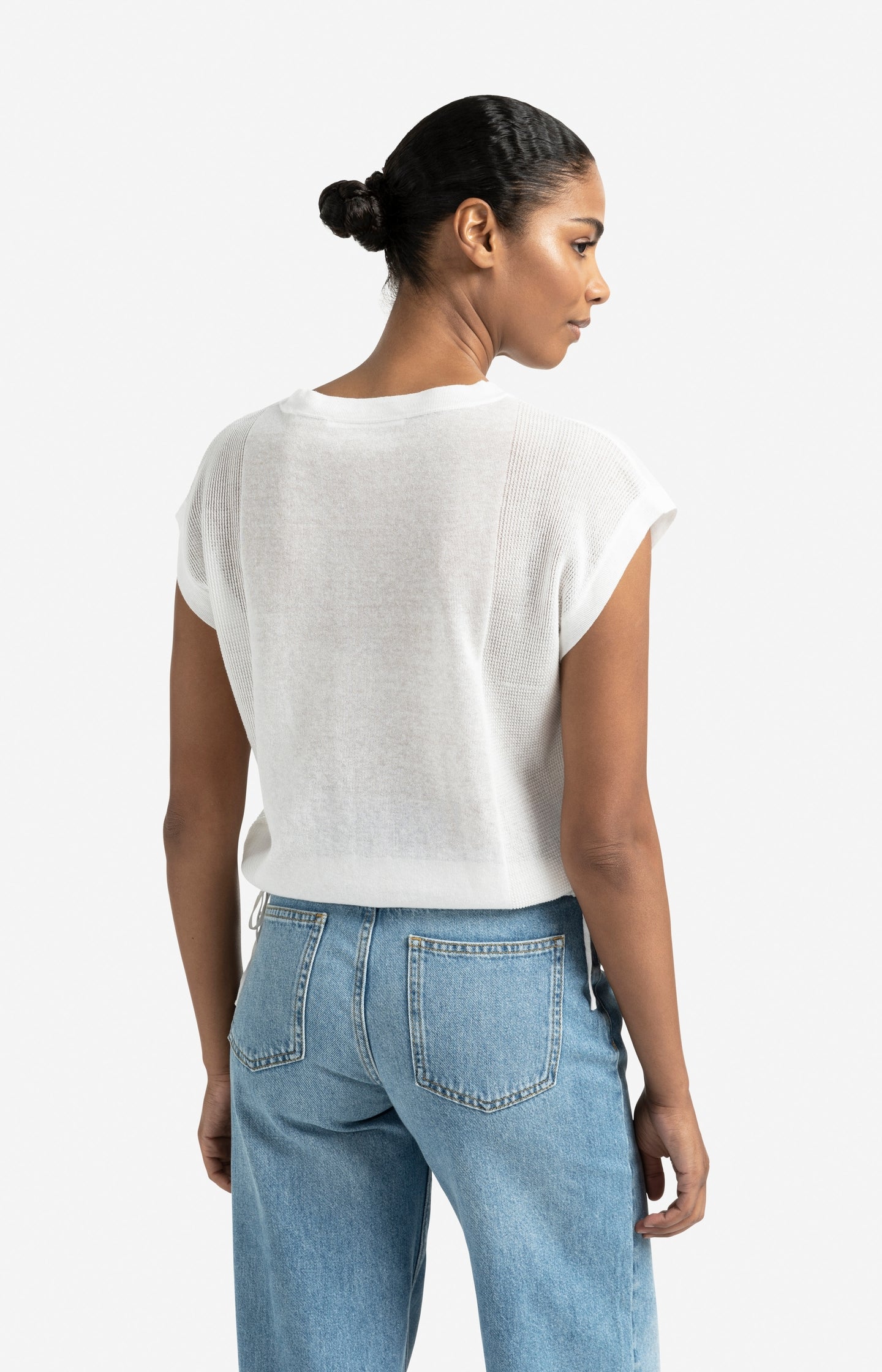 Wool White sleeveless top met subtiele lijnpatroon en drawstring zoom - YAYA