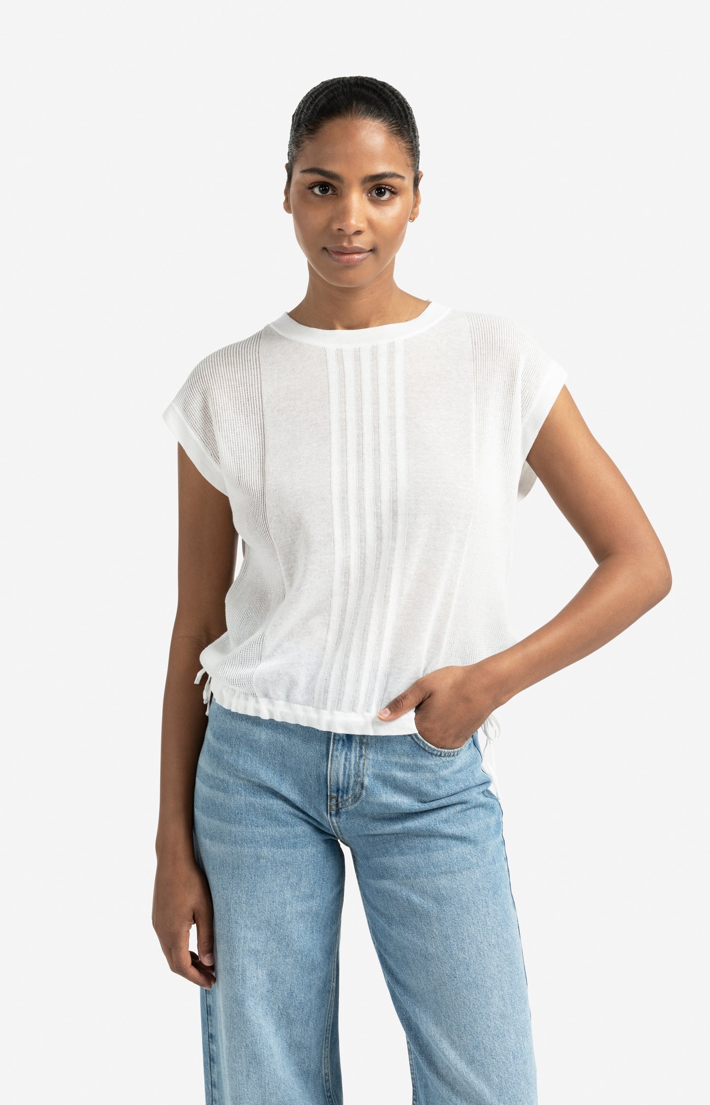 Wool White sleeveless top met subtiele lijnpatroon en drawstring zoom - YAYA