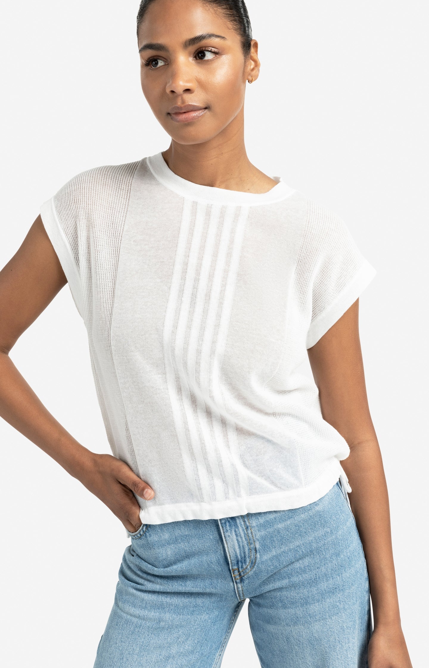 Wool White sleeveless top met subtiele lijnpatroon en drawstring zoom - YAYA