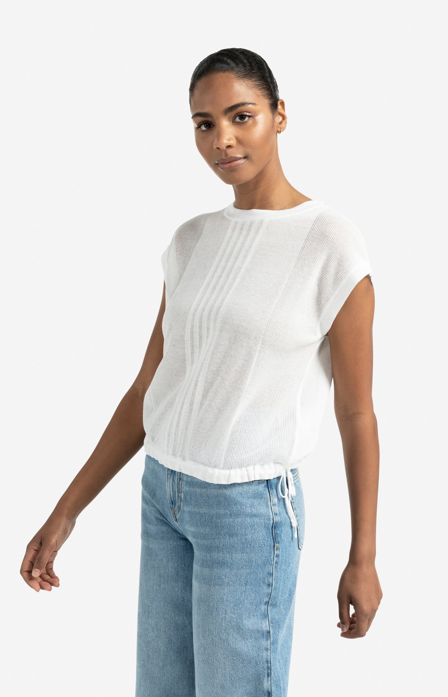 Wool White sleeveless top met subtiele lijnpatroon en drawstring zoom - YAYA