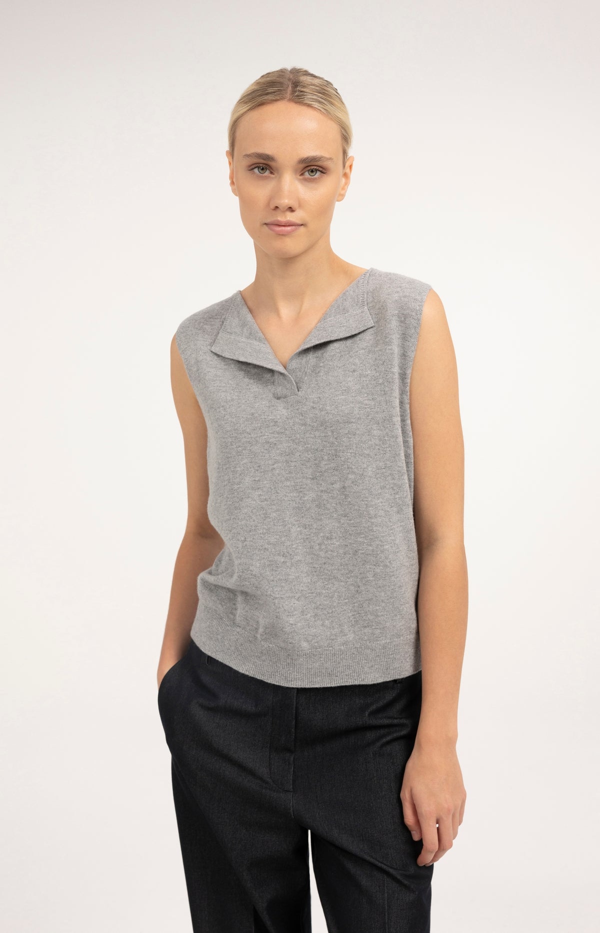 Sleeveless top with open collar - Grey