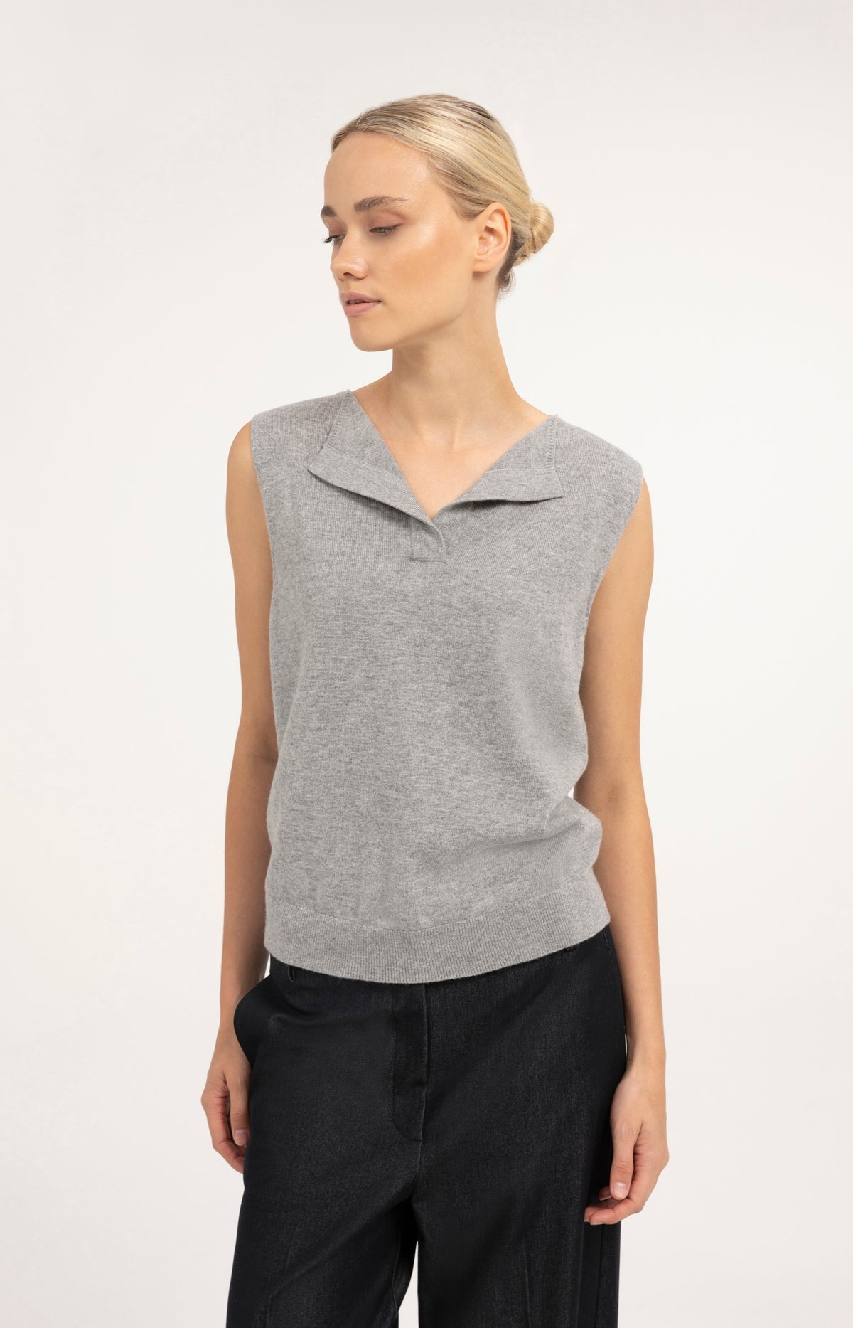 Sleeveless top with open collar - Grey