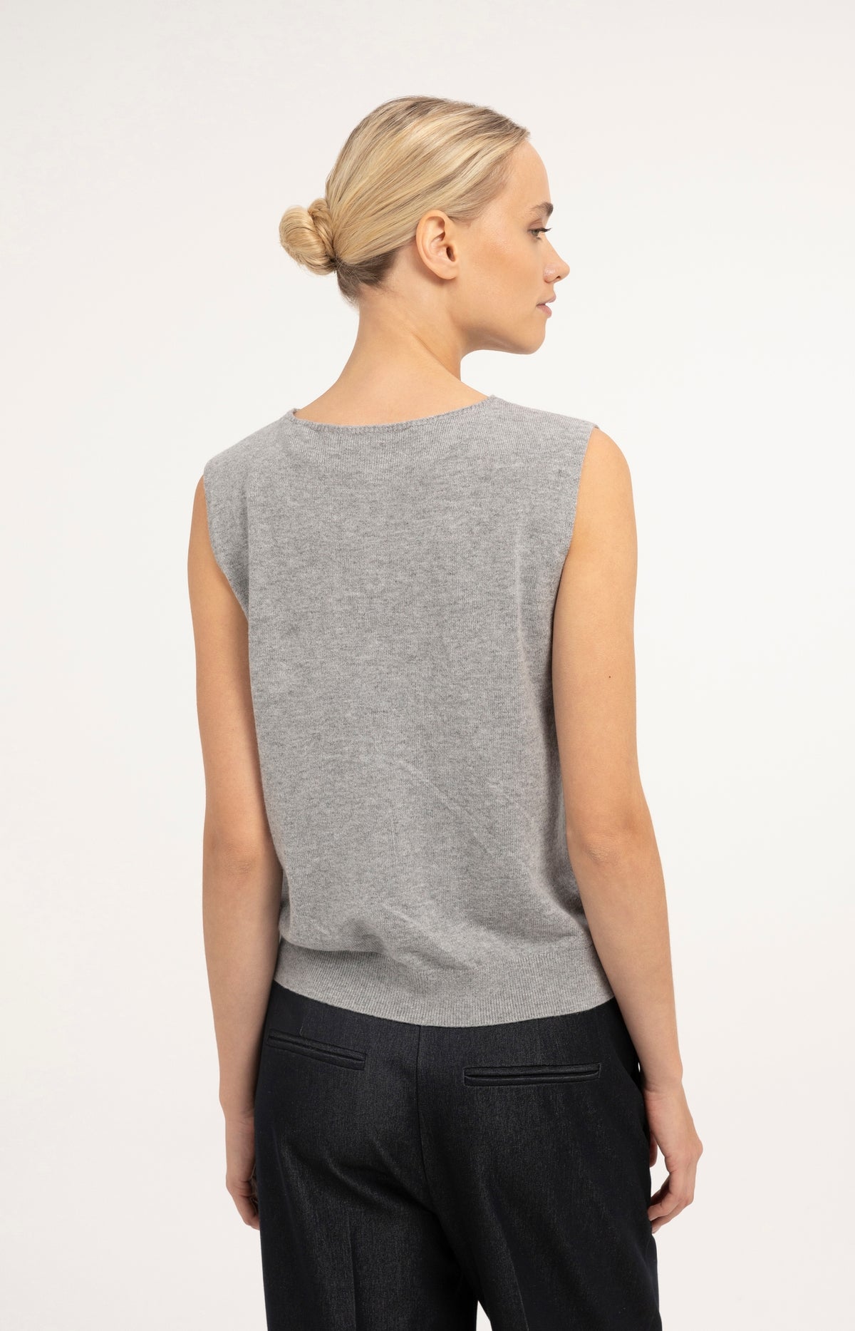 Sleeveless top with open collar - Grey