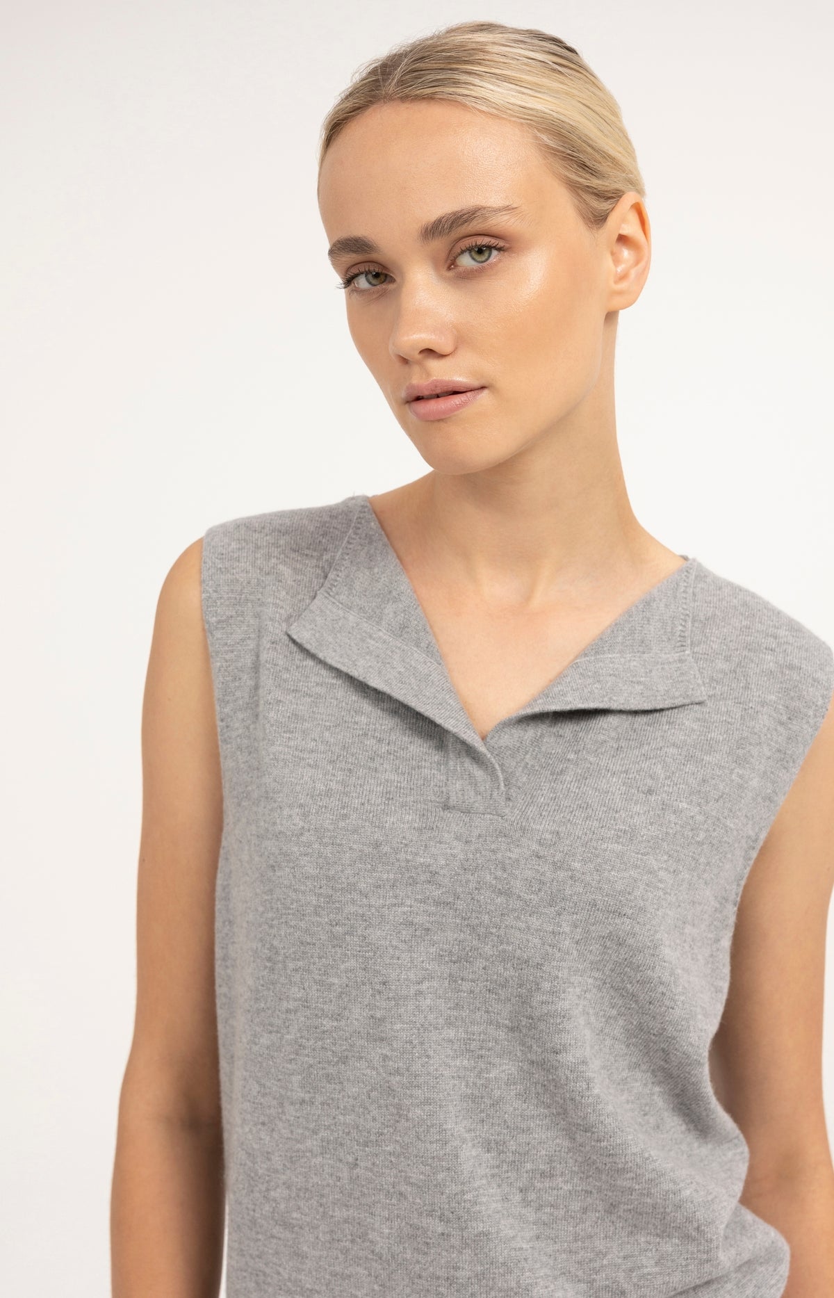 Sleeveless top with open collar - Grey