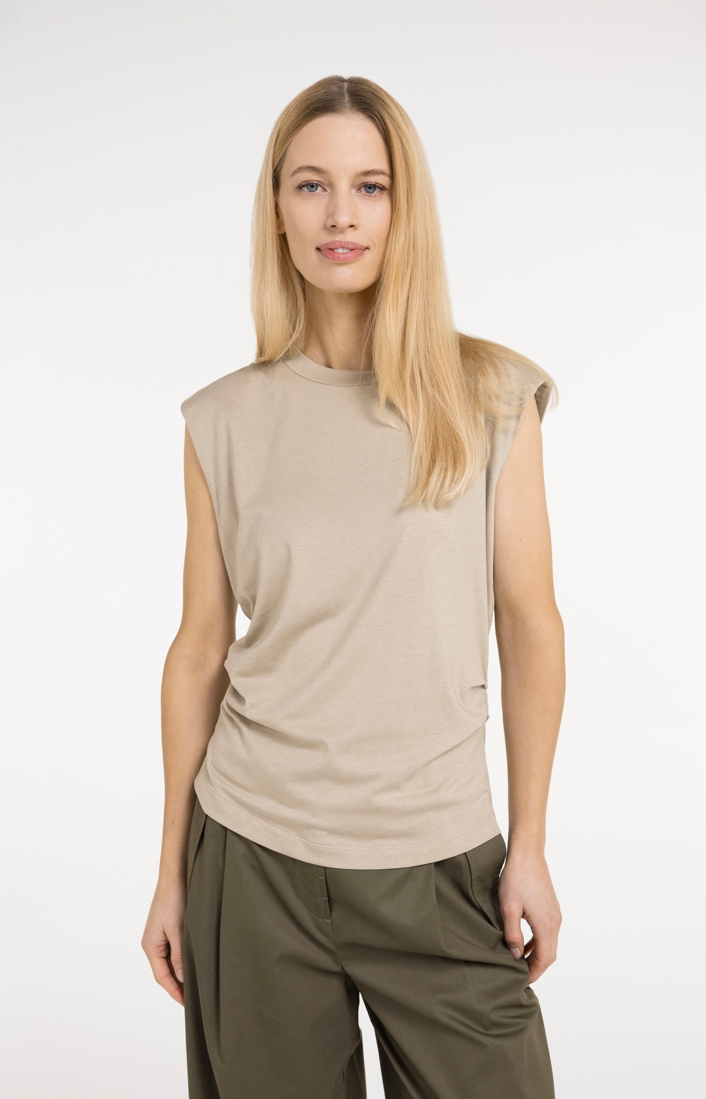 Sleeveless top with pleated sideseams - Type: lookbook