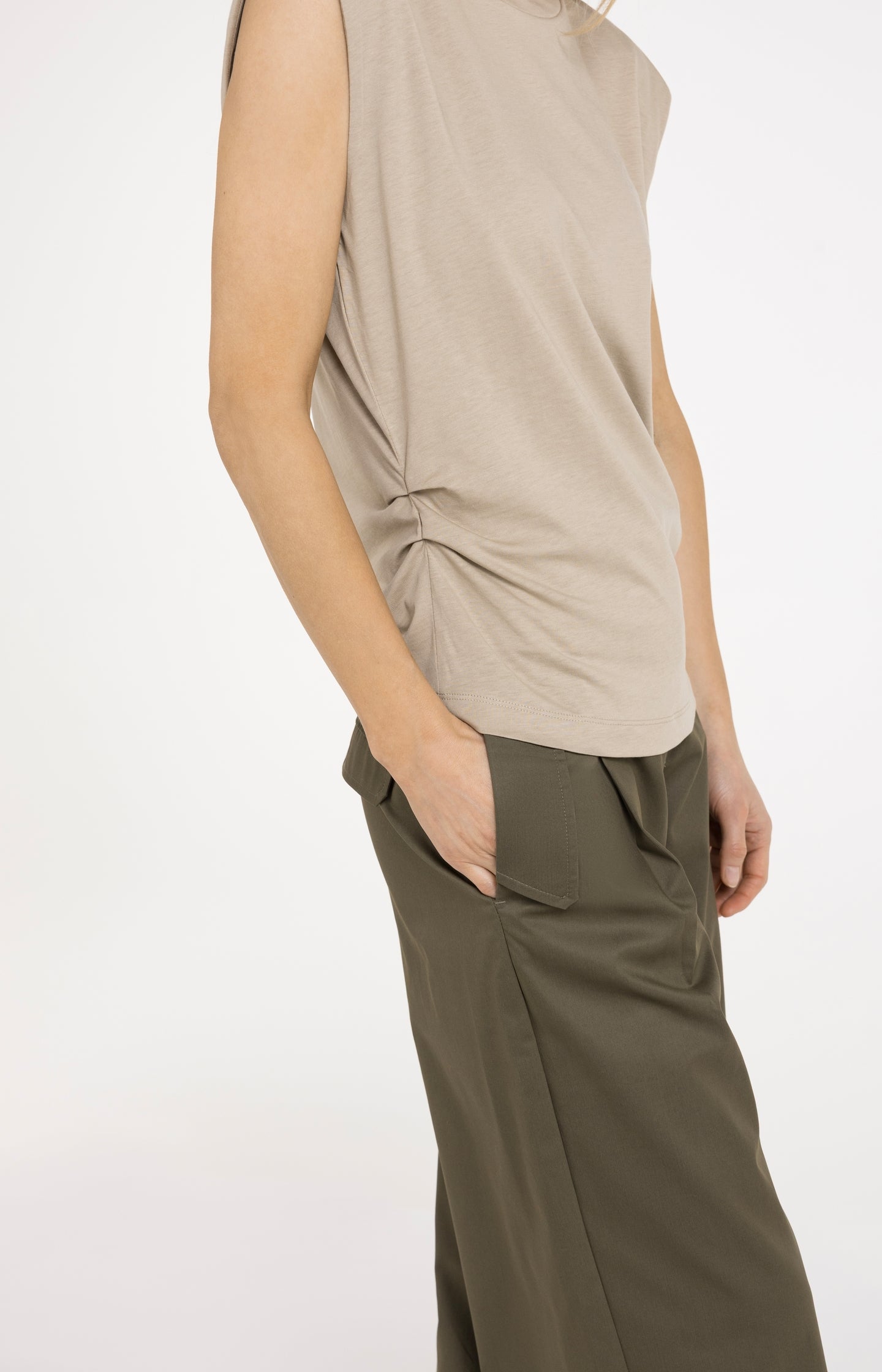 Sleeveless top with pleated sideseams - Type: lookbook