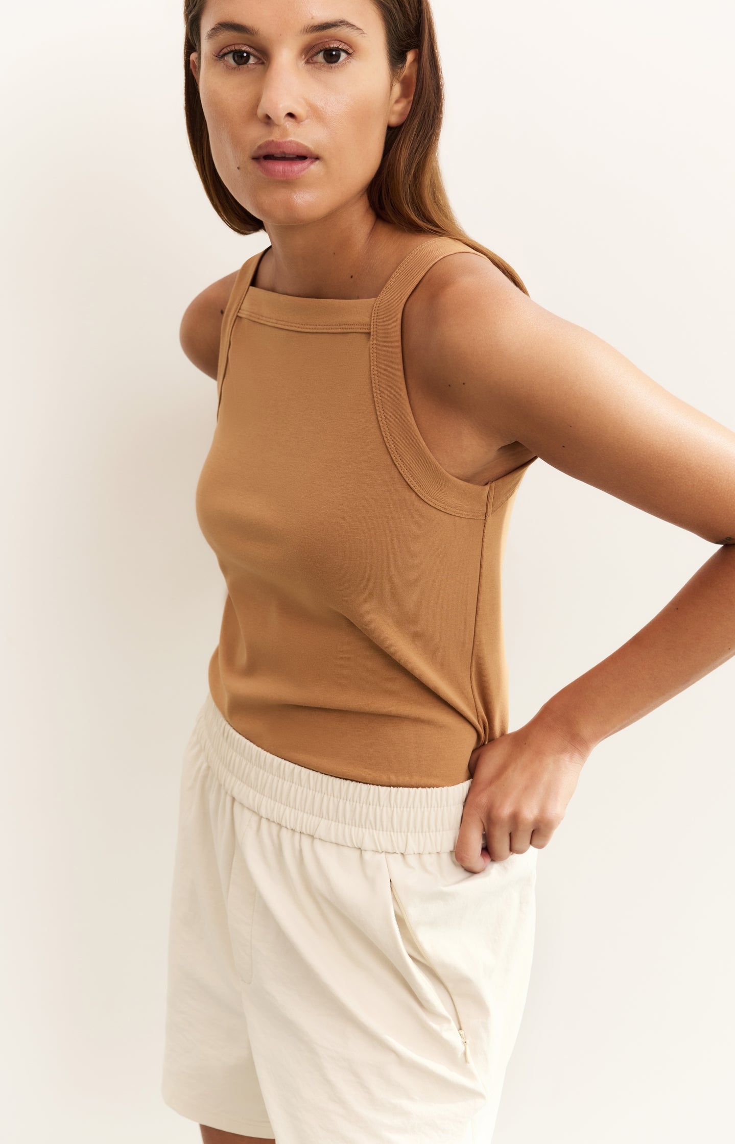 Sleeveless top with straight neckline and fitted fit