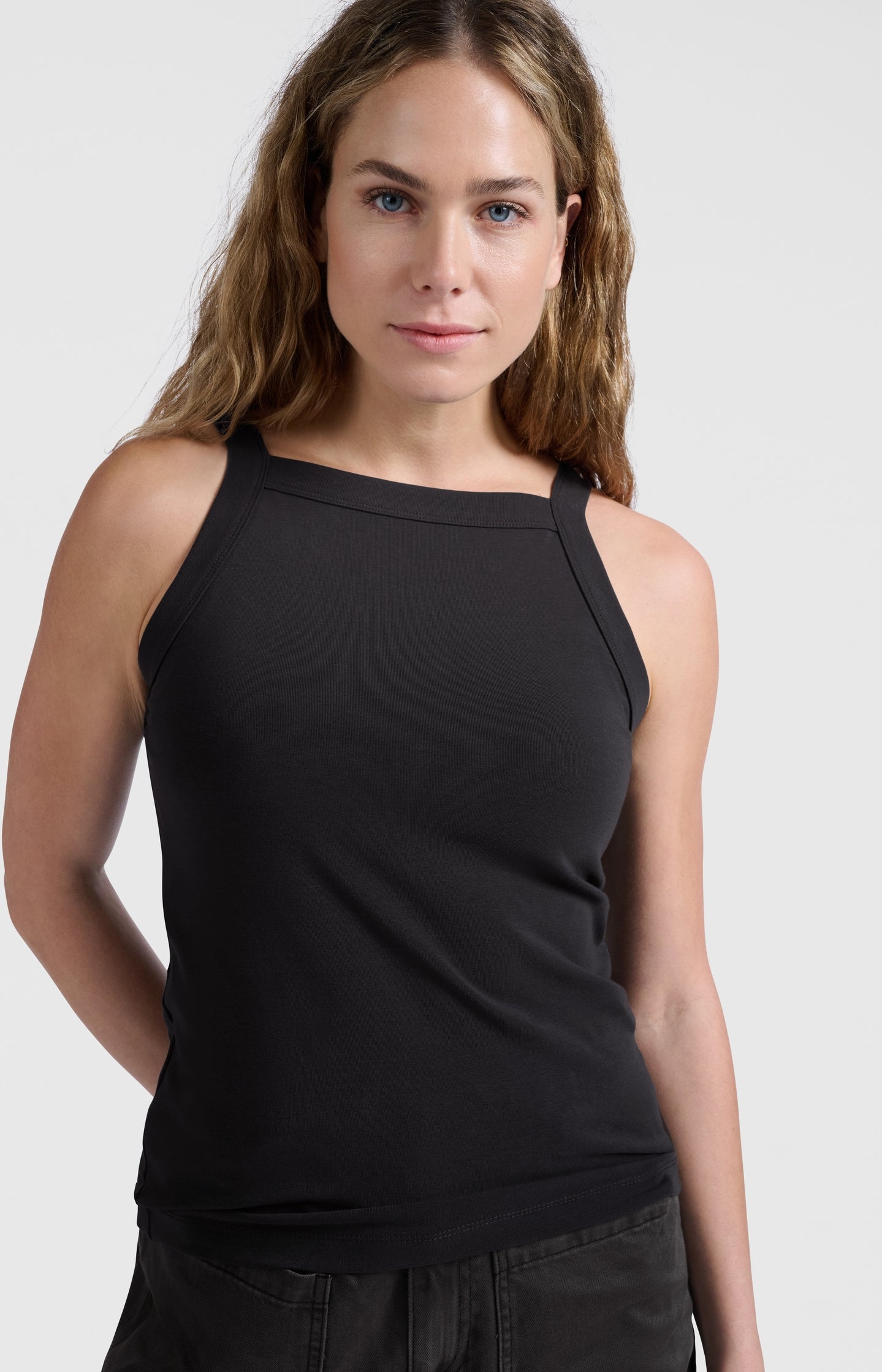 Sleeveless top with straight neckline and fitted fit