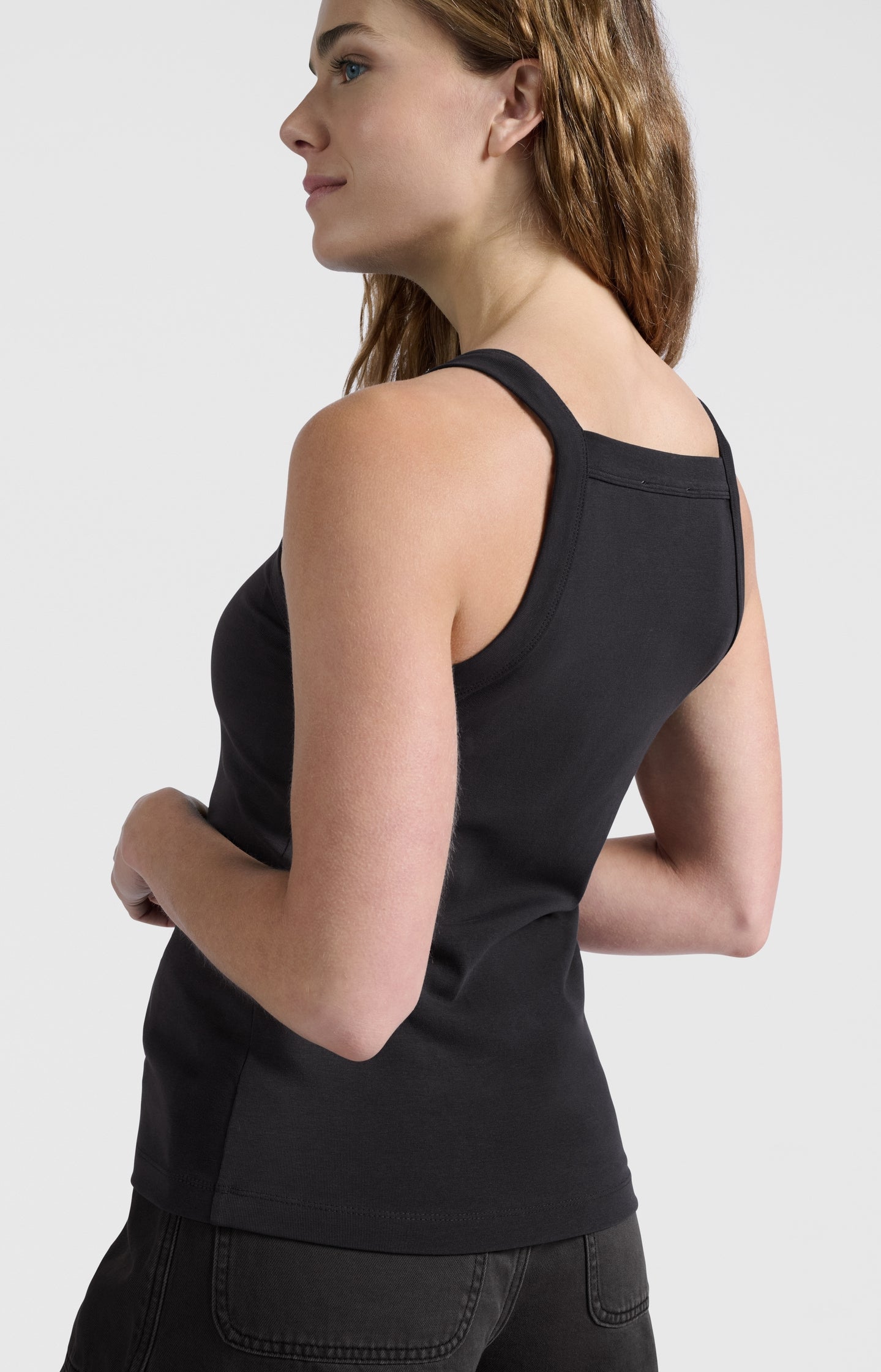 Sleeveless top with straight neckline and fitted fit