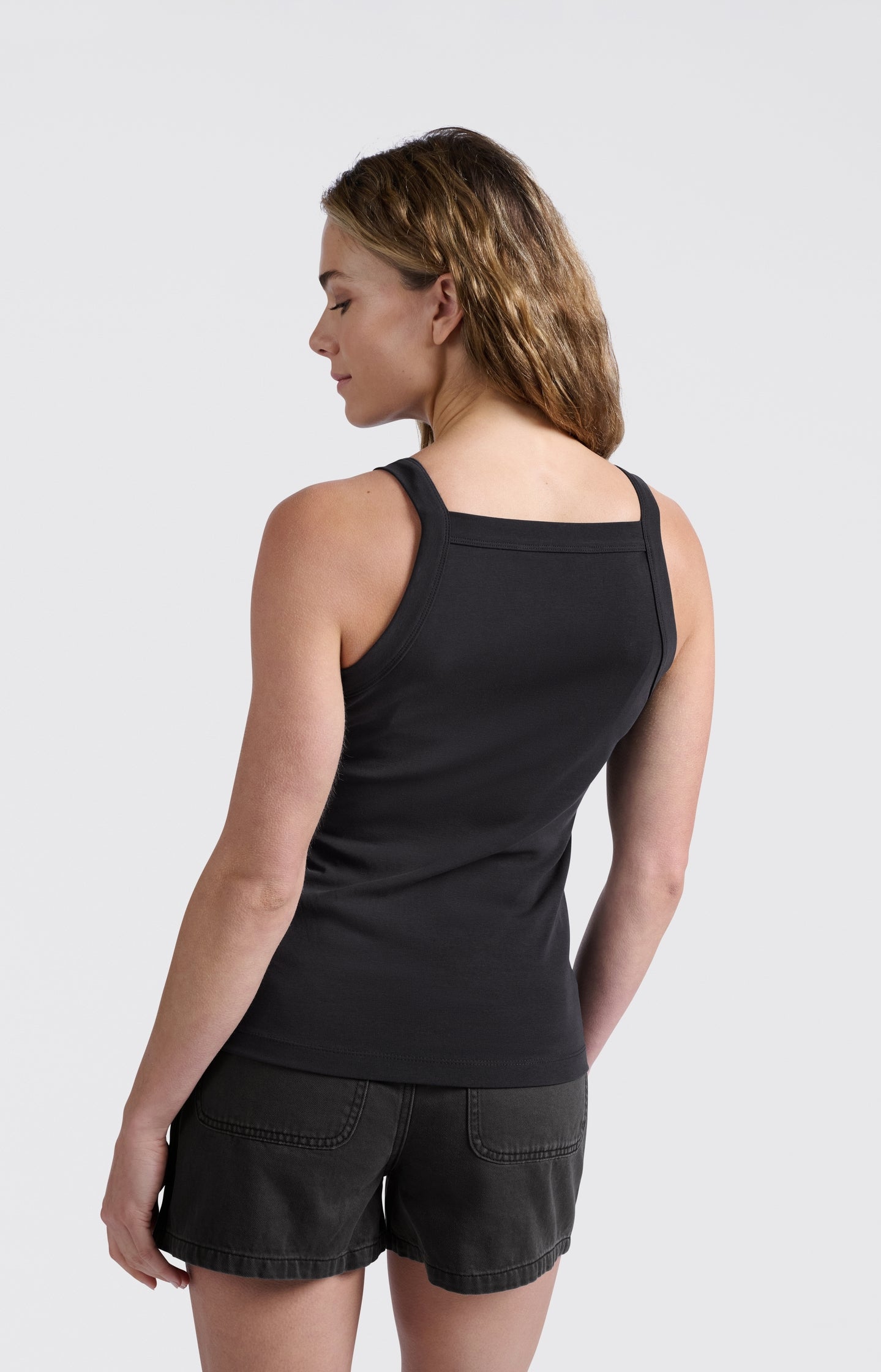 Sleeveless top with straight neckline and fitted fit