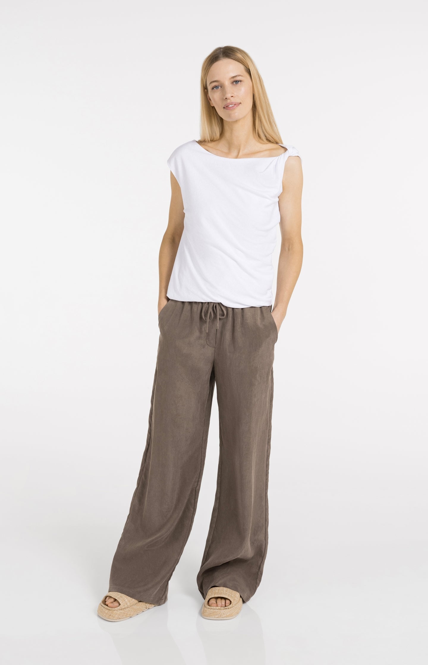 Sleeveless top with twisted shoulder detail