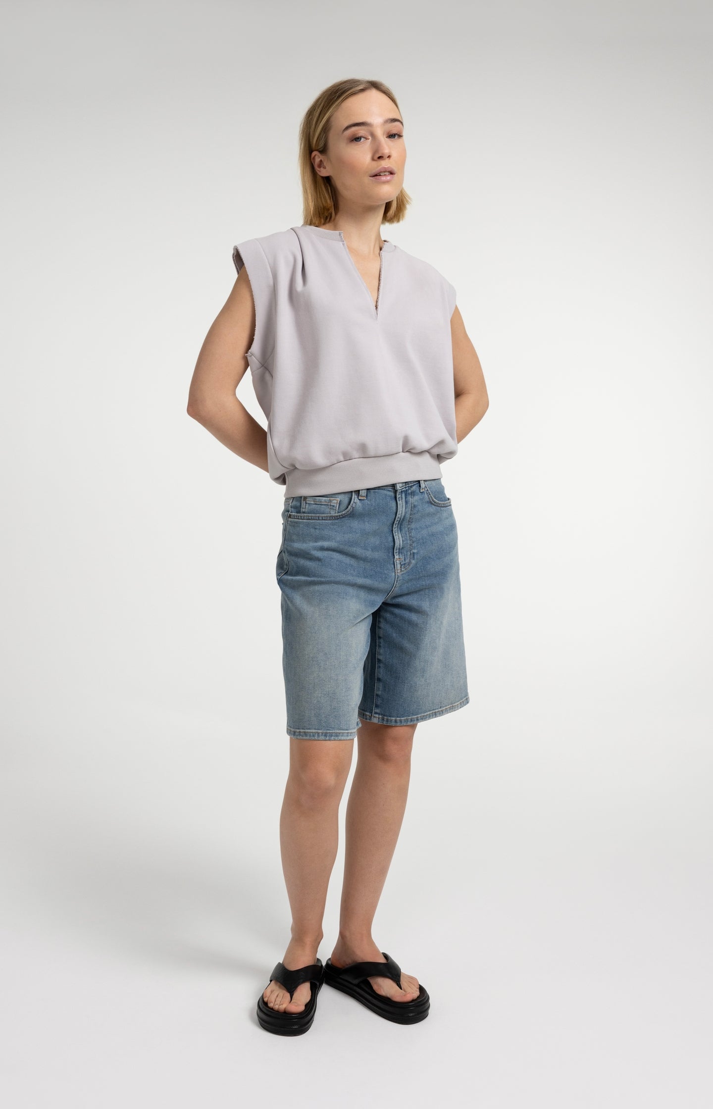 Sleeveless V-neck sweater with relaxed fit - Type: lookbook