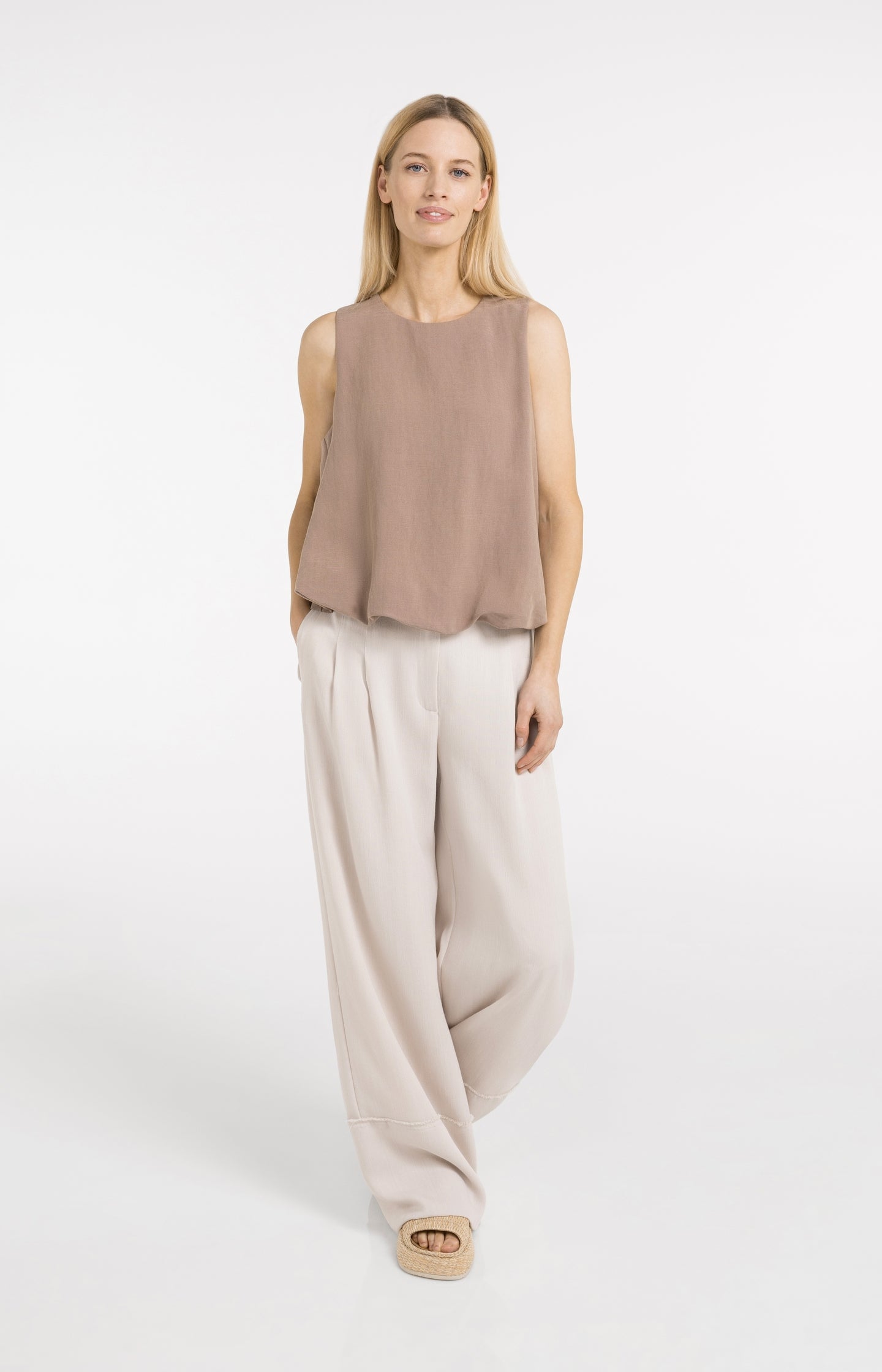 Sleeveless woven top with balloon hem