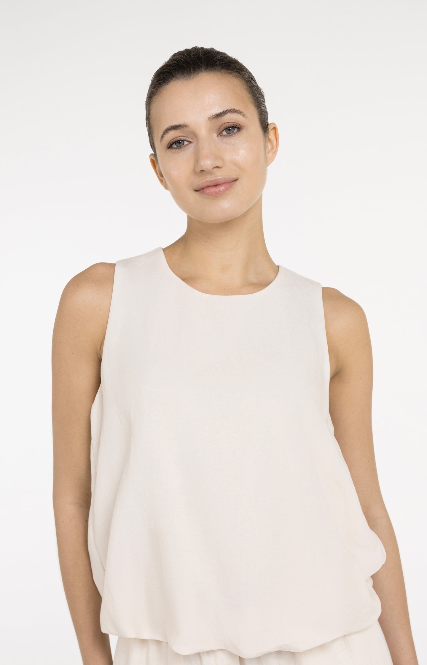 Sleeveless woven top with balloon hem