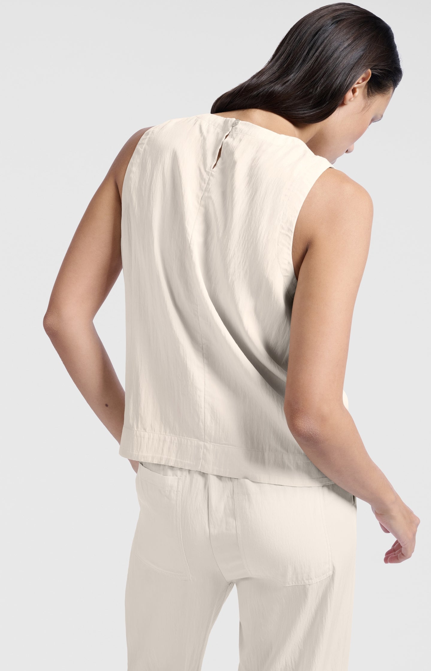 Sleeveless woven top with round neckline