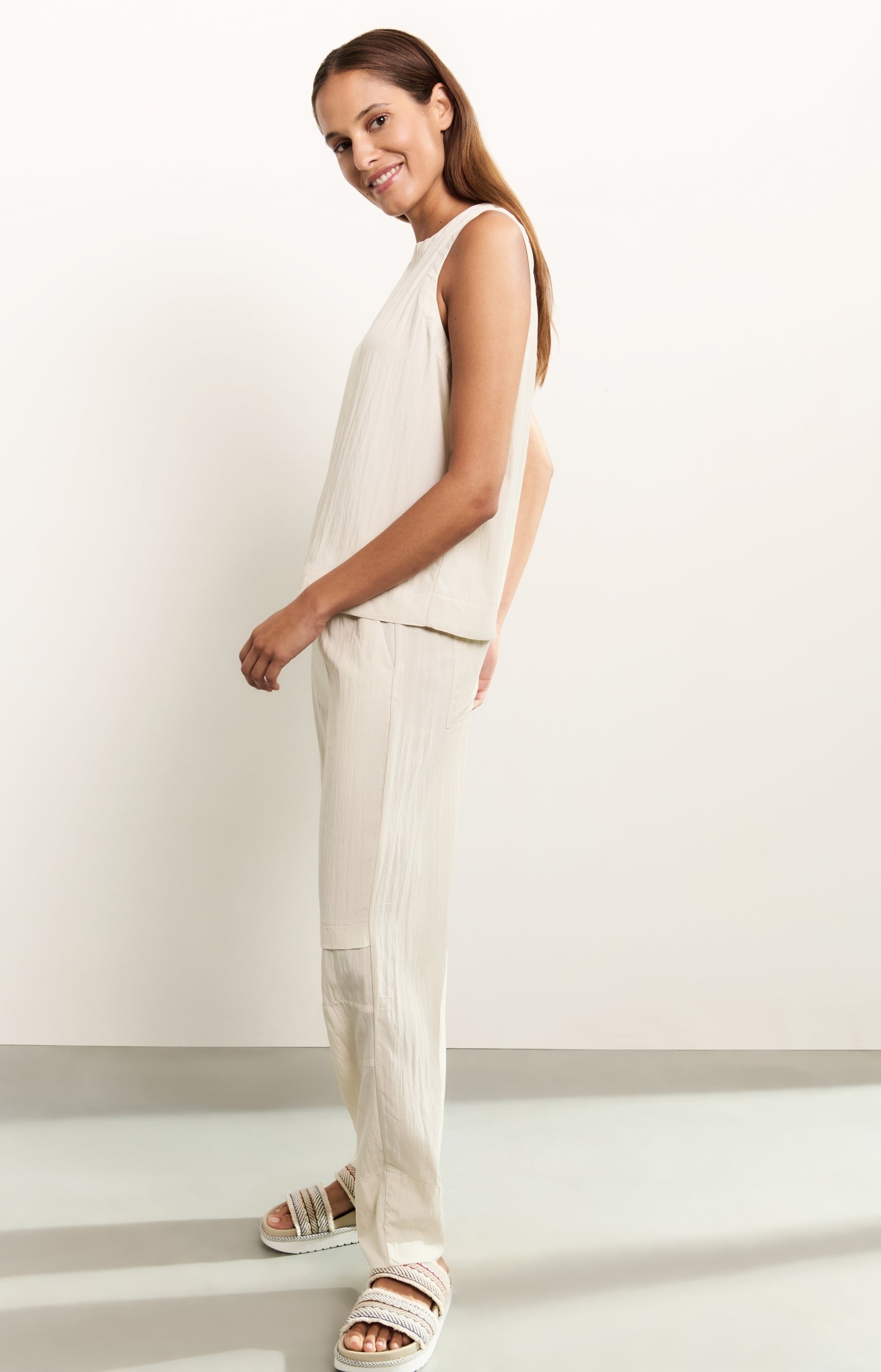 Sleeveless woven top with round neckline