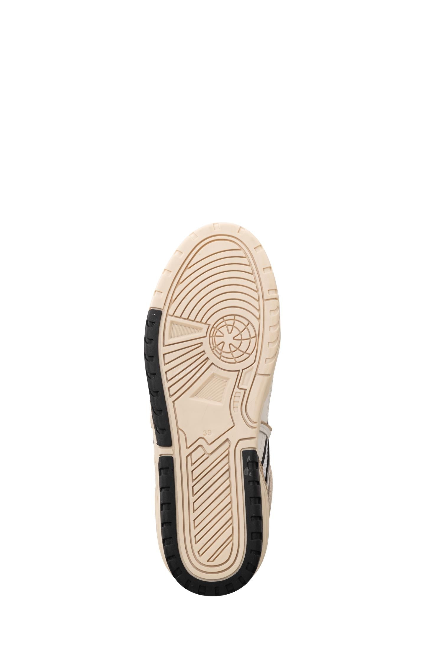 Sneakers with contrasting colors