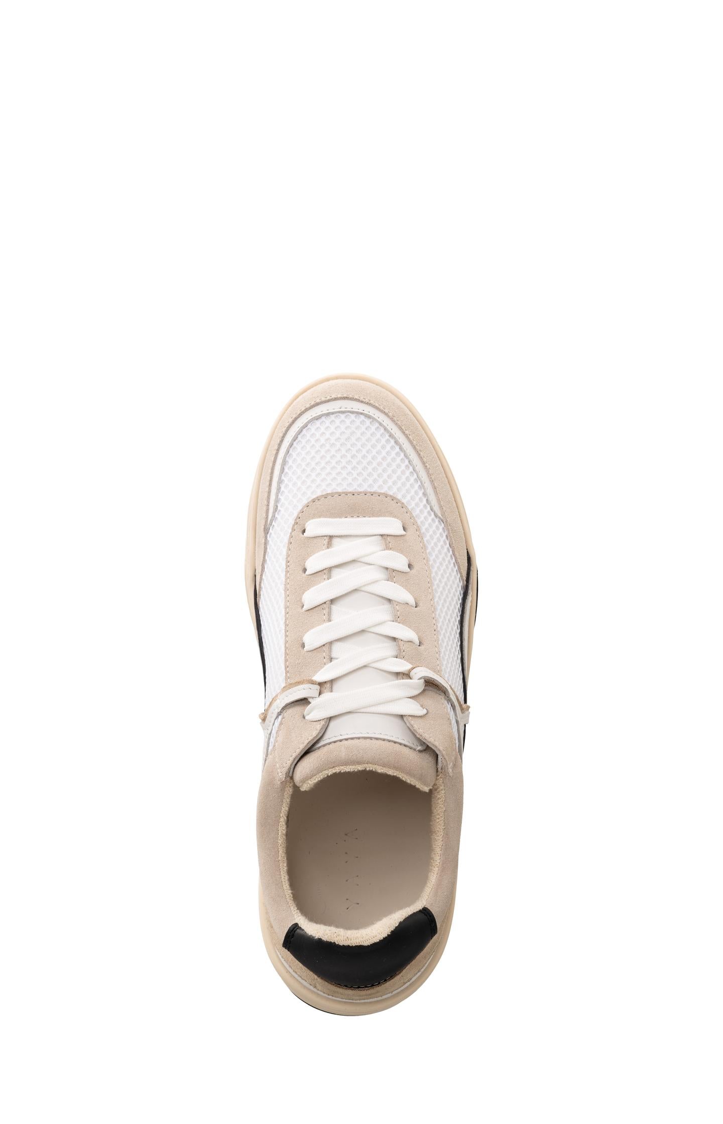 Sneakers with contrasting colors
