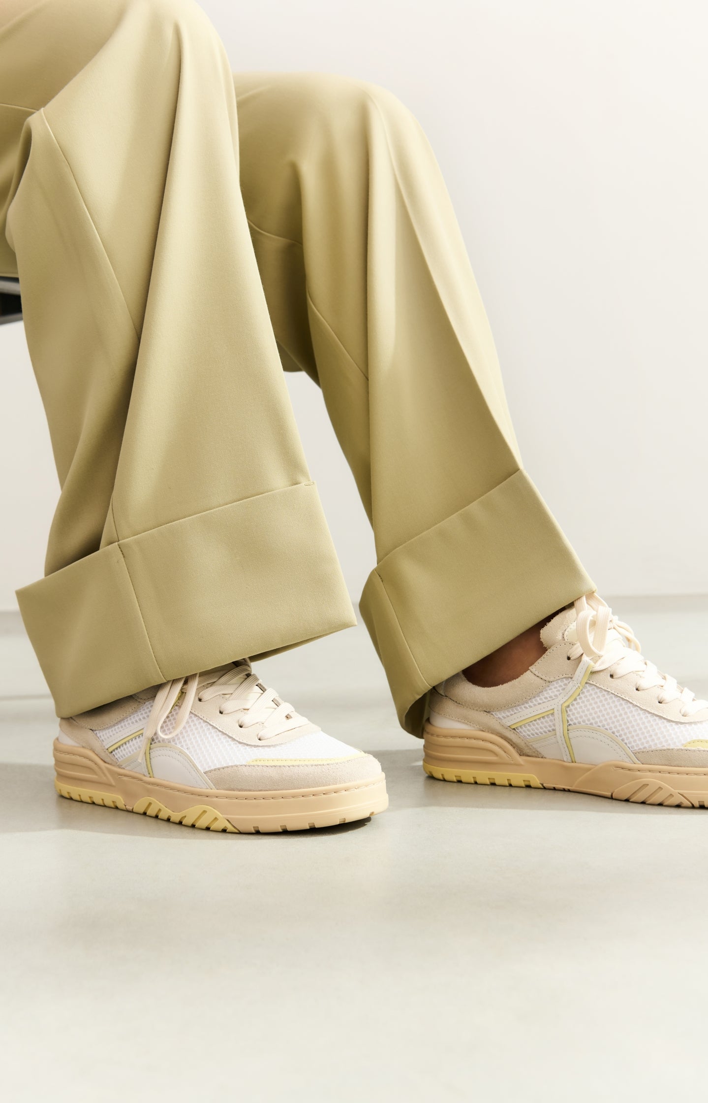 Sneakers with contrasting colors - Type: lookbook