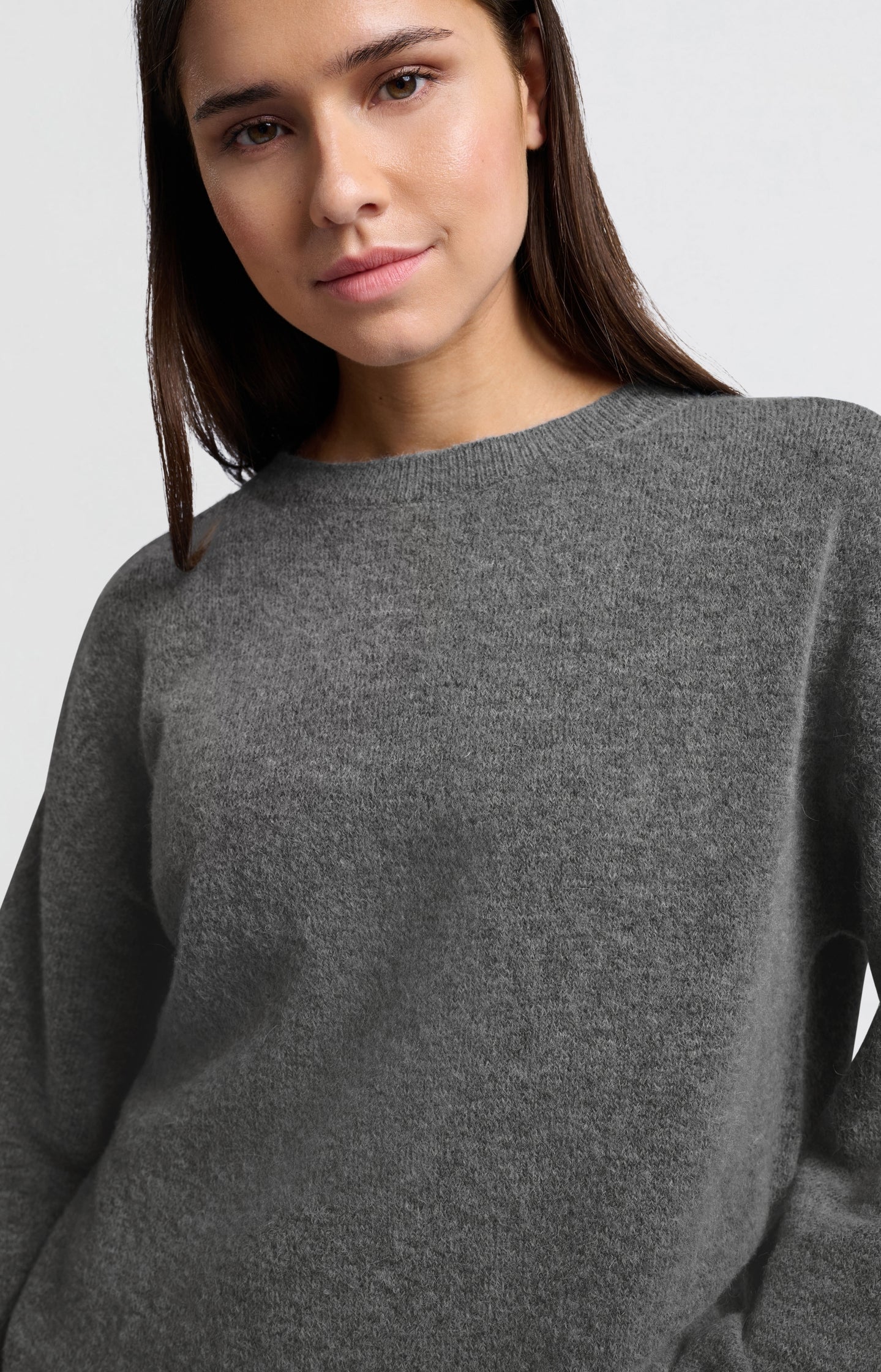 Soft oversized sweater with round neck and long sleeves