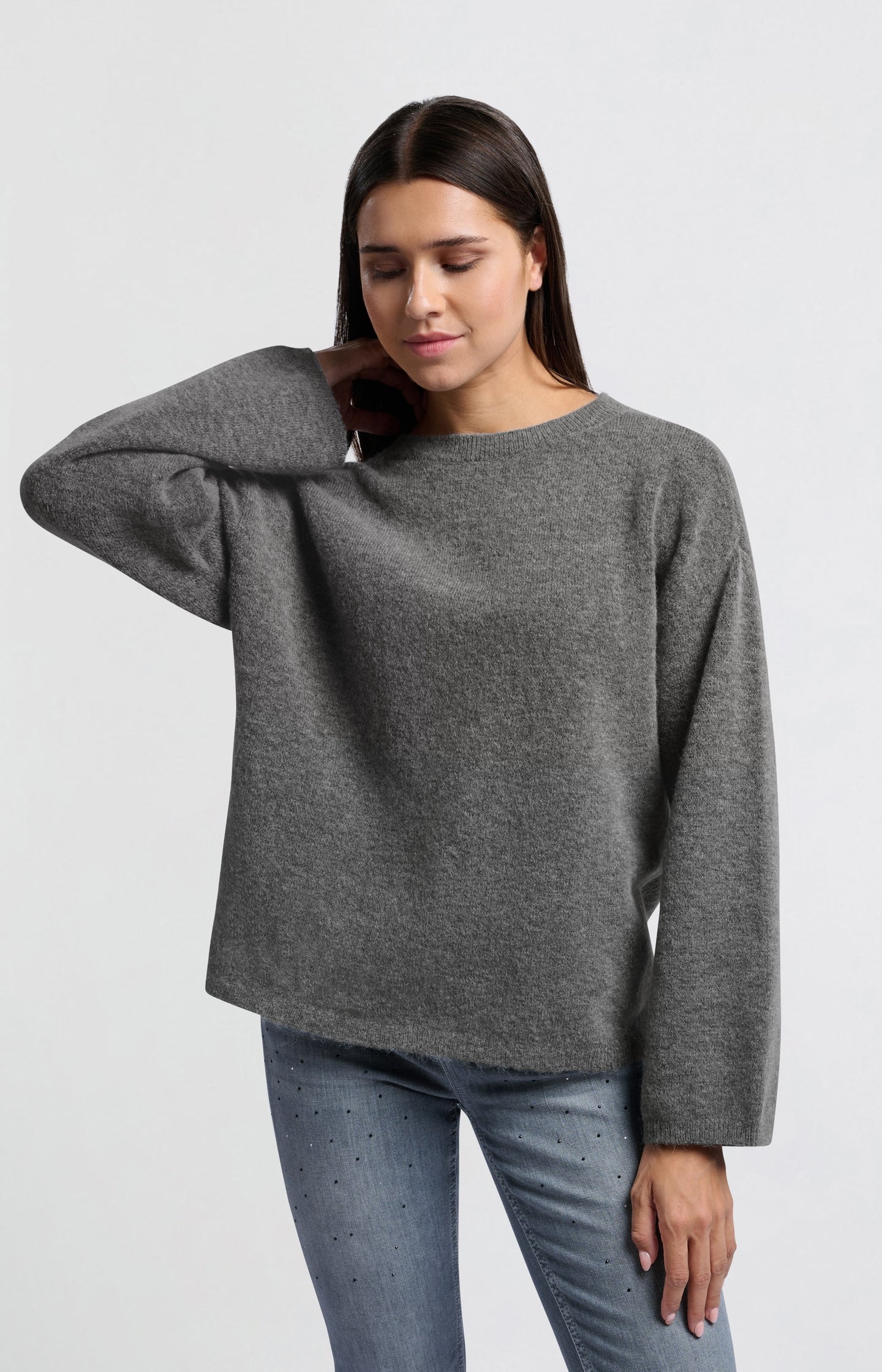 Soft oversized sweater with round neck and long sleeves